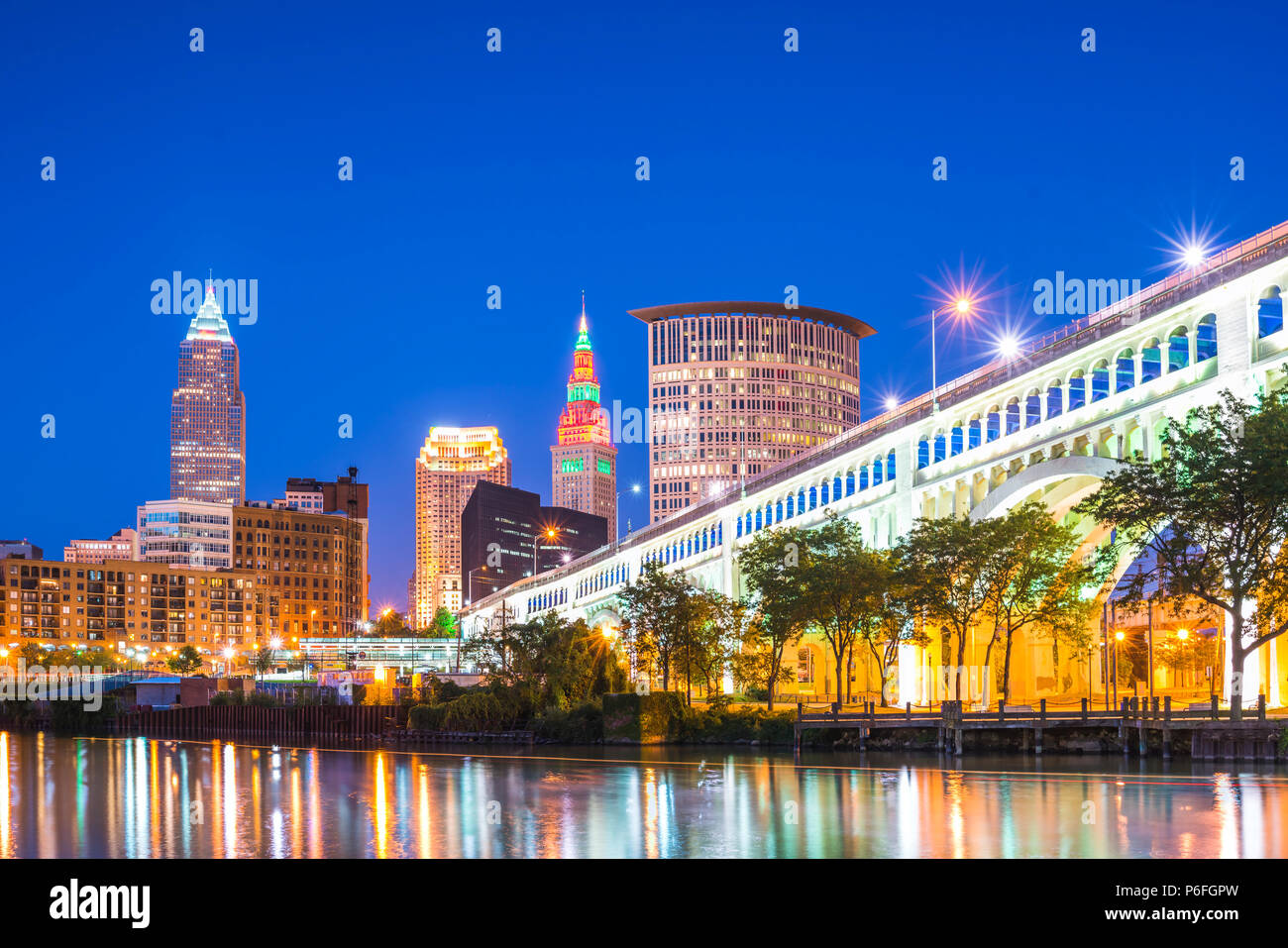 Cleveland Skyline mit Reflexion in der Nacht, Cleveland, Ohio, USA. Stockfoto