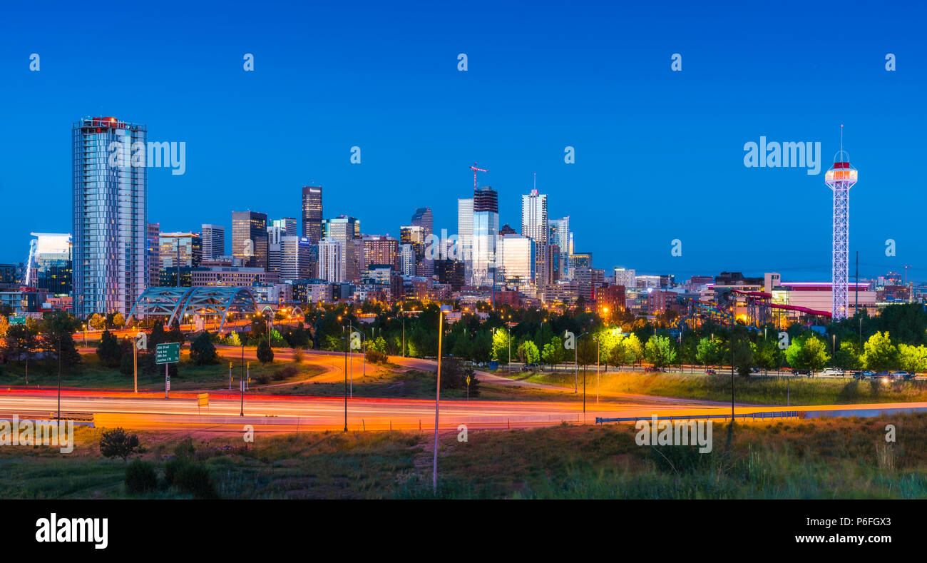 Denver, Colorado, USA. 06-10-17: Wolkenkratzer in der Nacht in Denver, Denver, Colorado, USA. Stockfoto