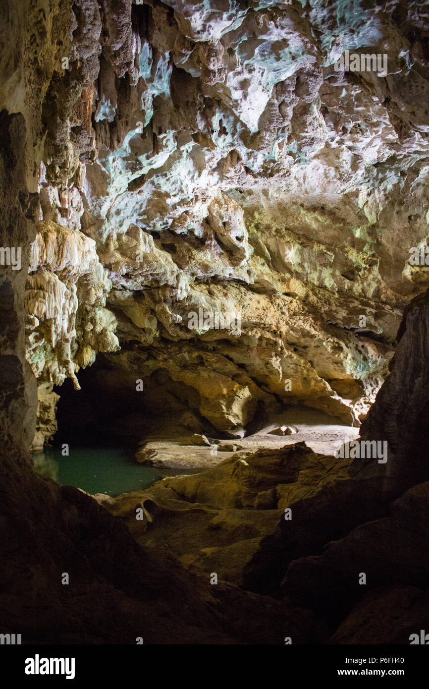 Ständigen in der Höhle in der Umgebung von Wasser Stockfoto