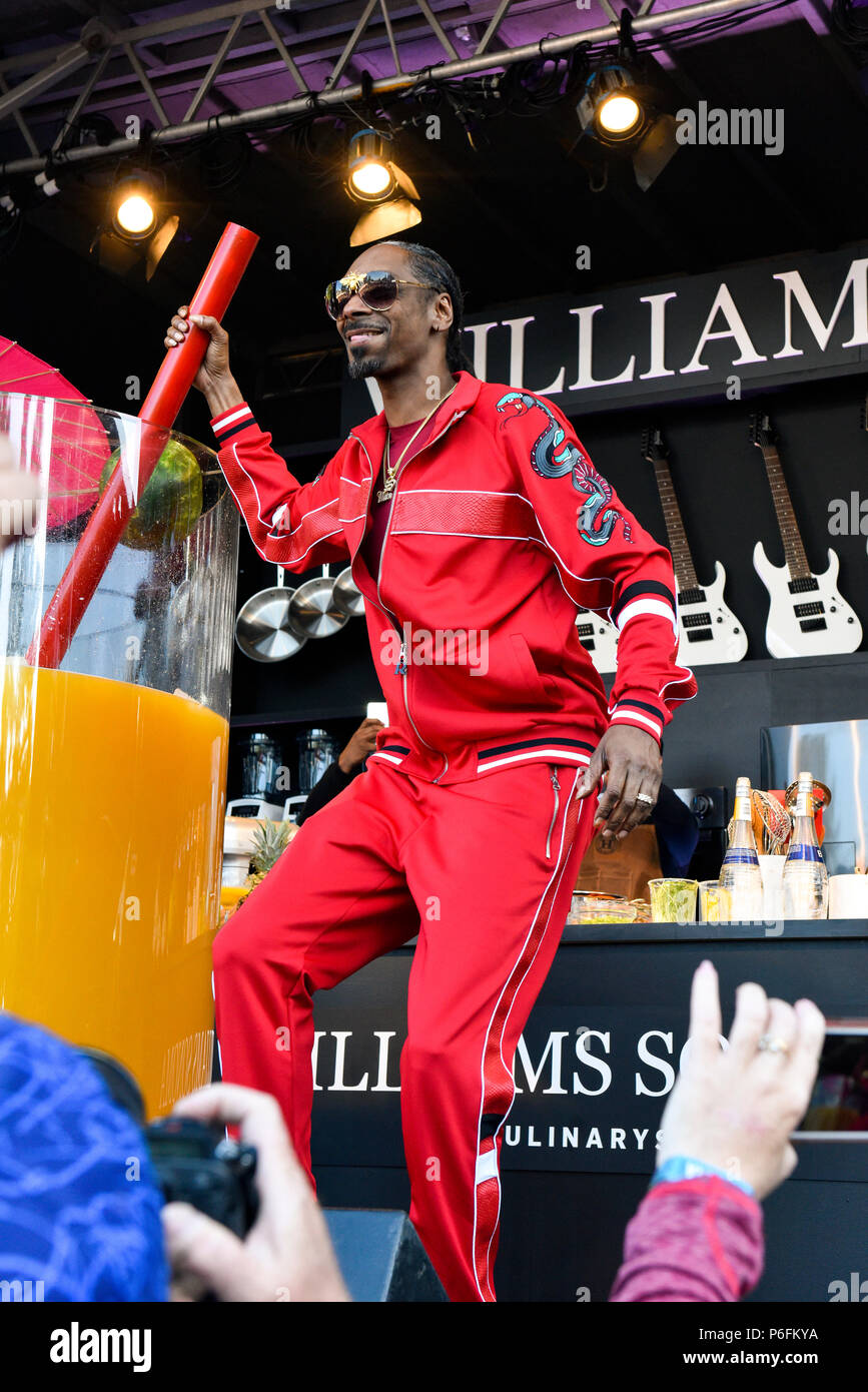 Napa Valley, Kalifornien, 26. Mai 2018, Snoop Dogg auf der Bühne im Jahr 2018 BottleRock Festival brechen ein Guinness Weltrekord für die größte Gin und Saft Stockfoto