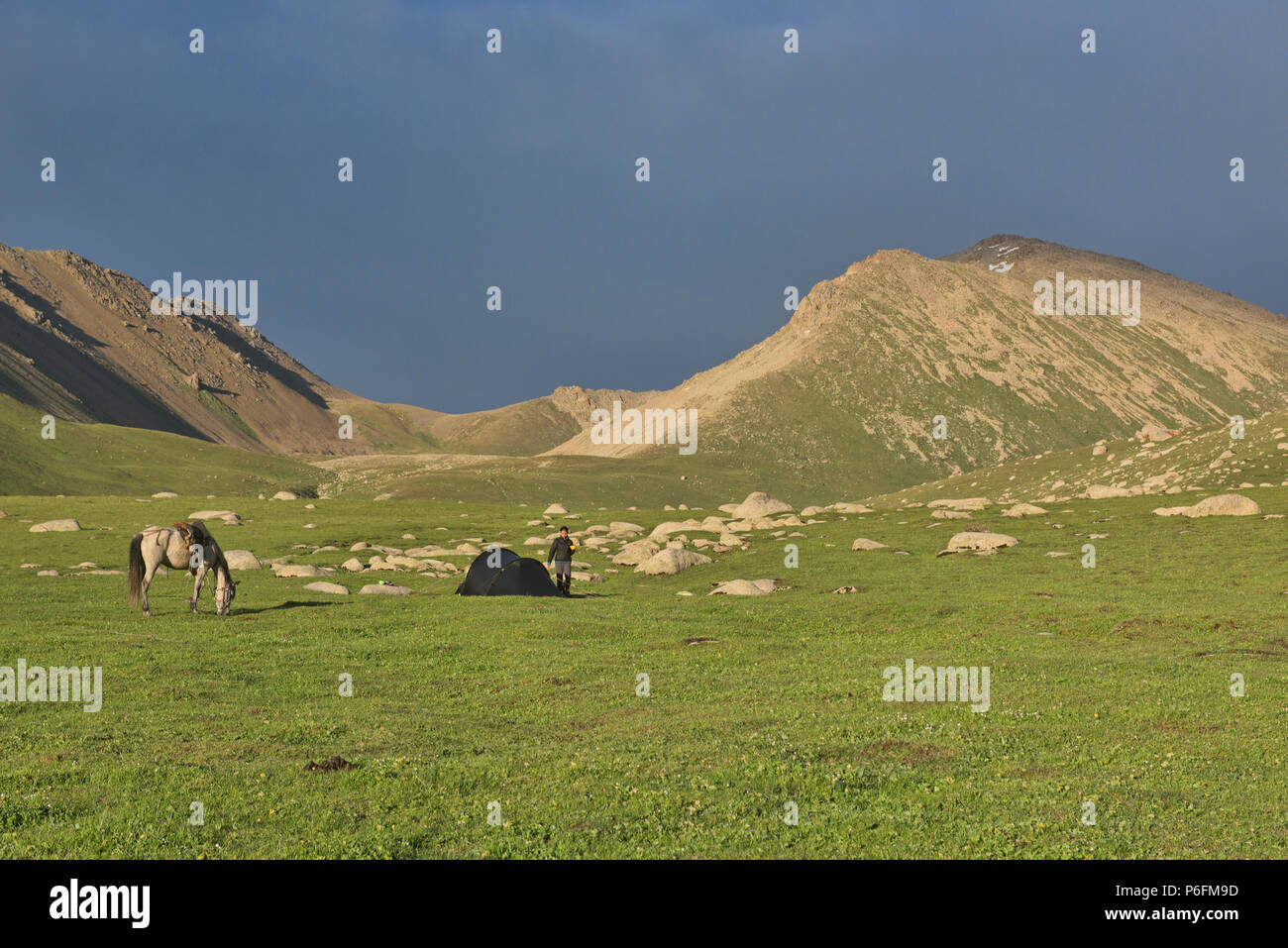High Alpine Camp auf dem Keskenkija Trek, Jyrgalan, Kirgisistan Stockfoto
