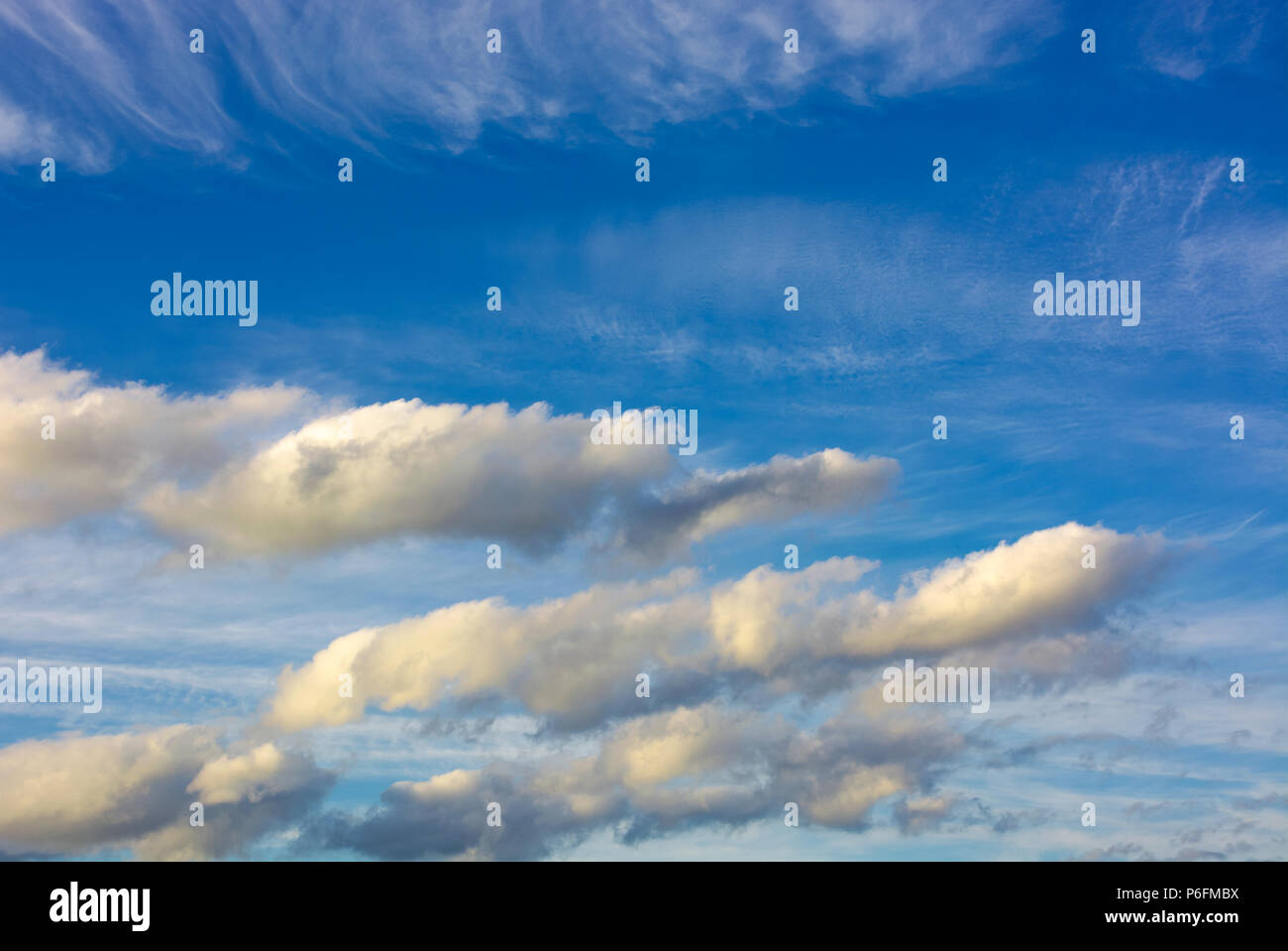 Erstaunlich Wolkenformationen auf einem dunkelblauen Himmel. schöne Seite cloudscape Panorama im Sommer leuchtet Stockfoto