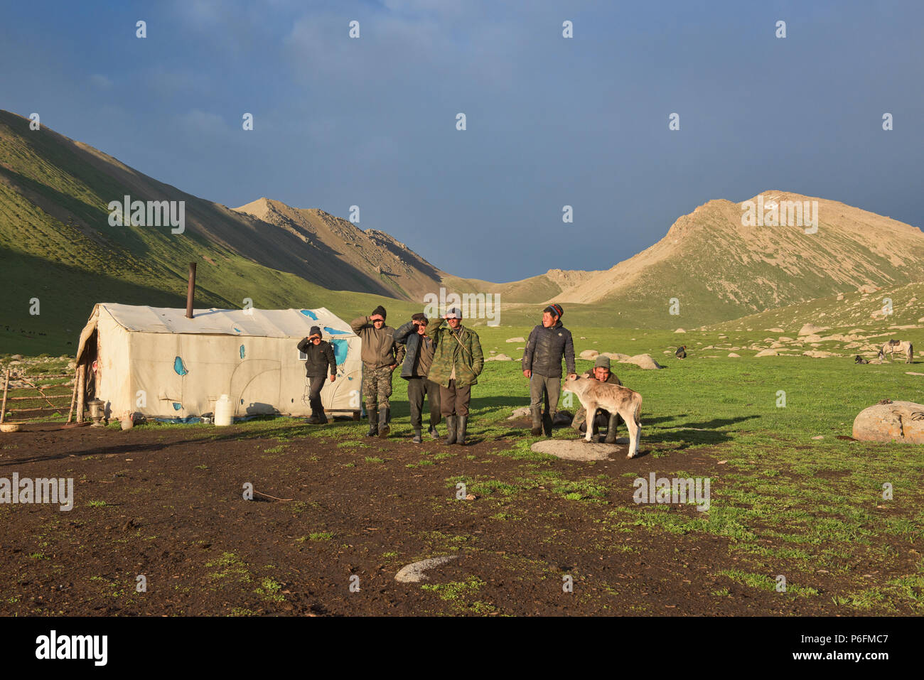 Kirgisischen Hirten' Camp auf dem alpinen Keskenkija Trek, Jyrgalan, Kirgisistan Stockfoto
