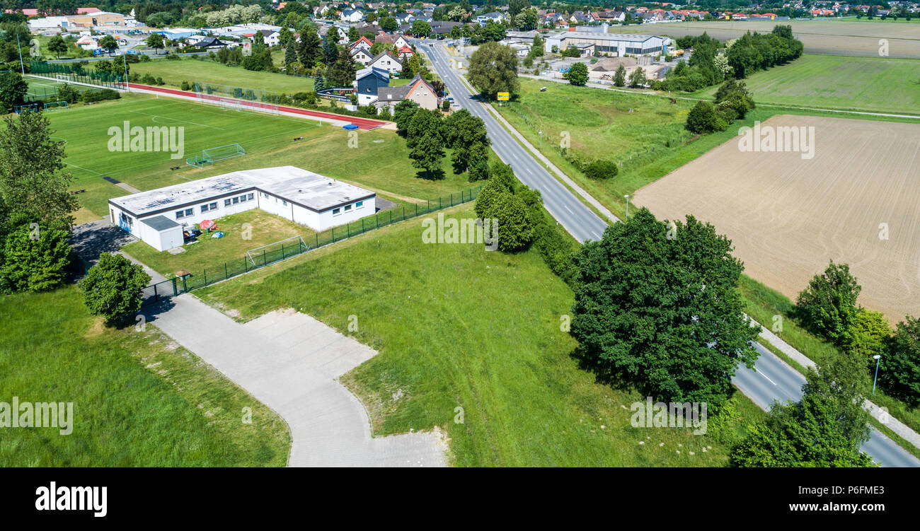 Luftaufnahme des Klubhauses eines regionalen Fußball-Club am Rande der Stadt neben einer großen Straße, Fußballplatz im Hintergrund, in der Nähe der Wol Stockfoto