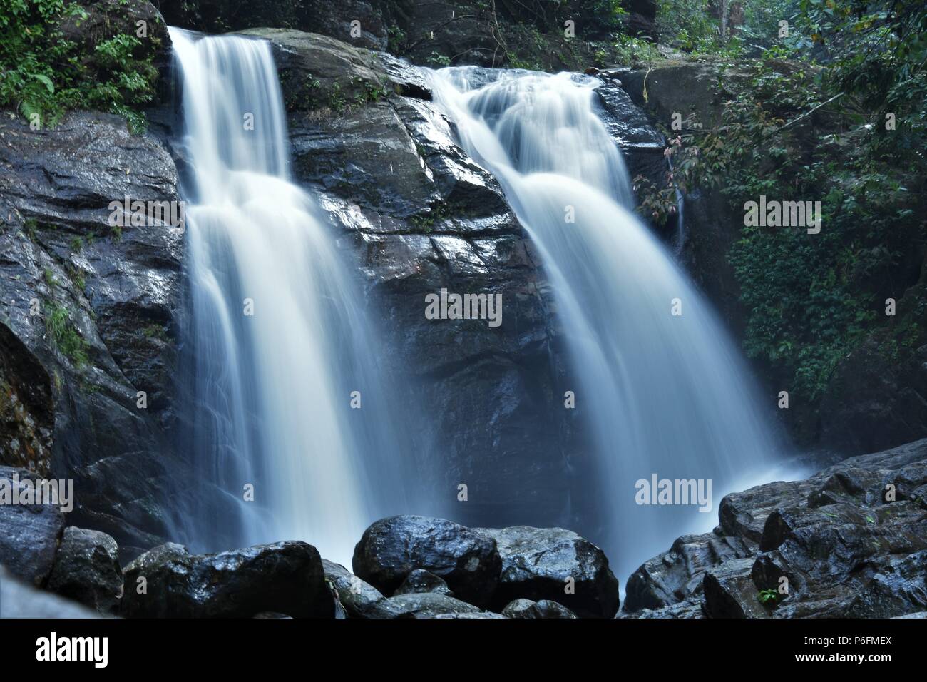 Hypnotisierende Wasserfall von Brimore Mankayam, Immobilien, Trivandrum. Stockfoto