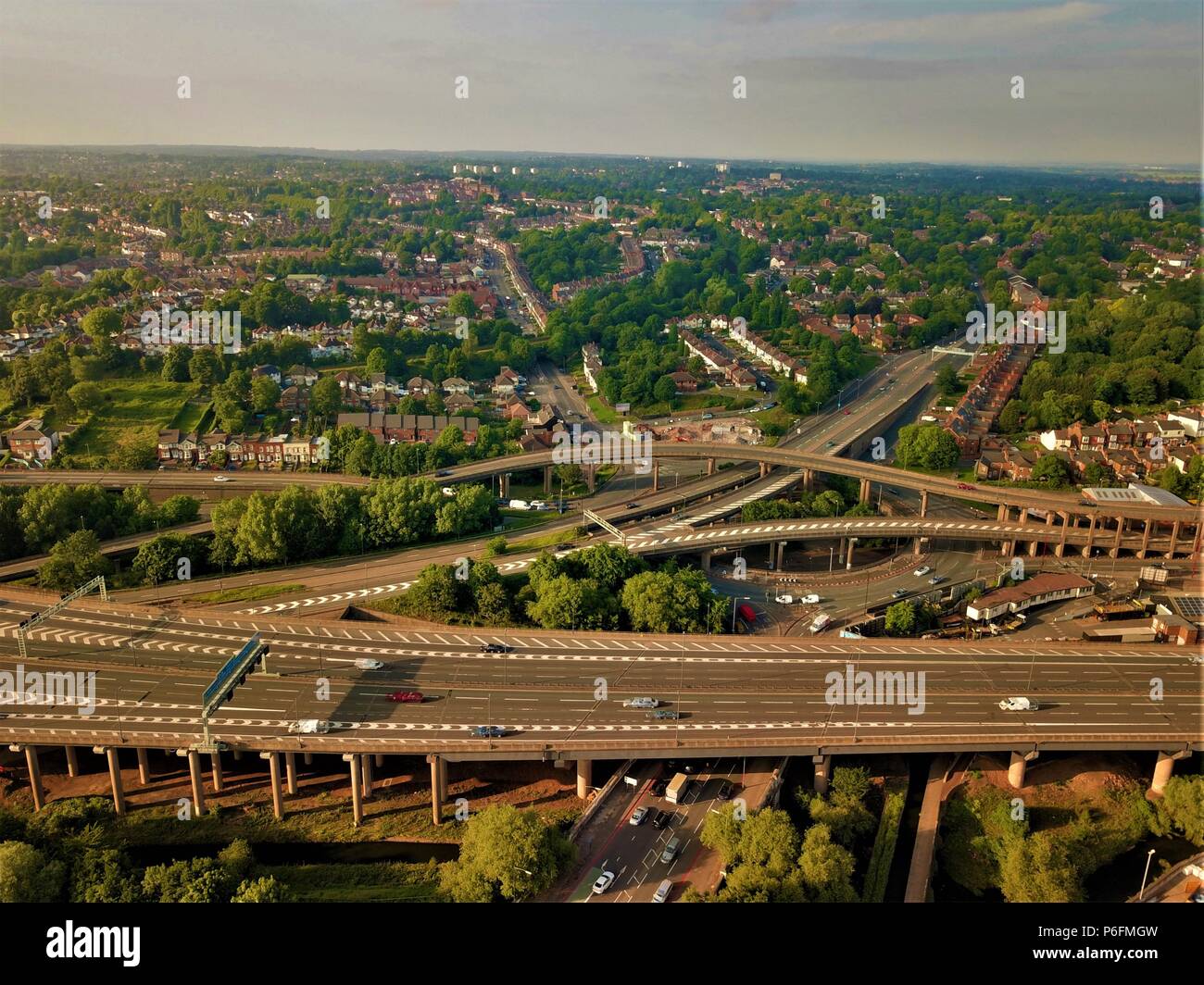 Luftaufnahmen von einem befahrenen Highway Stockfoto