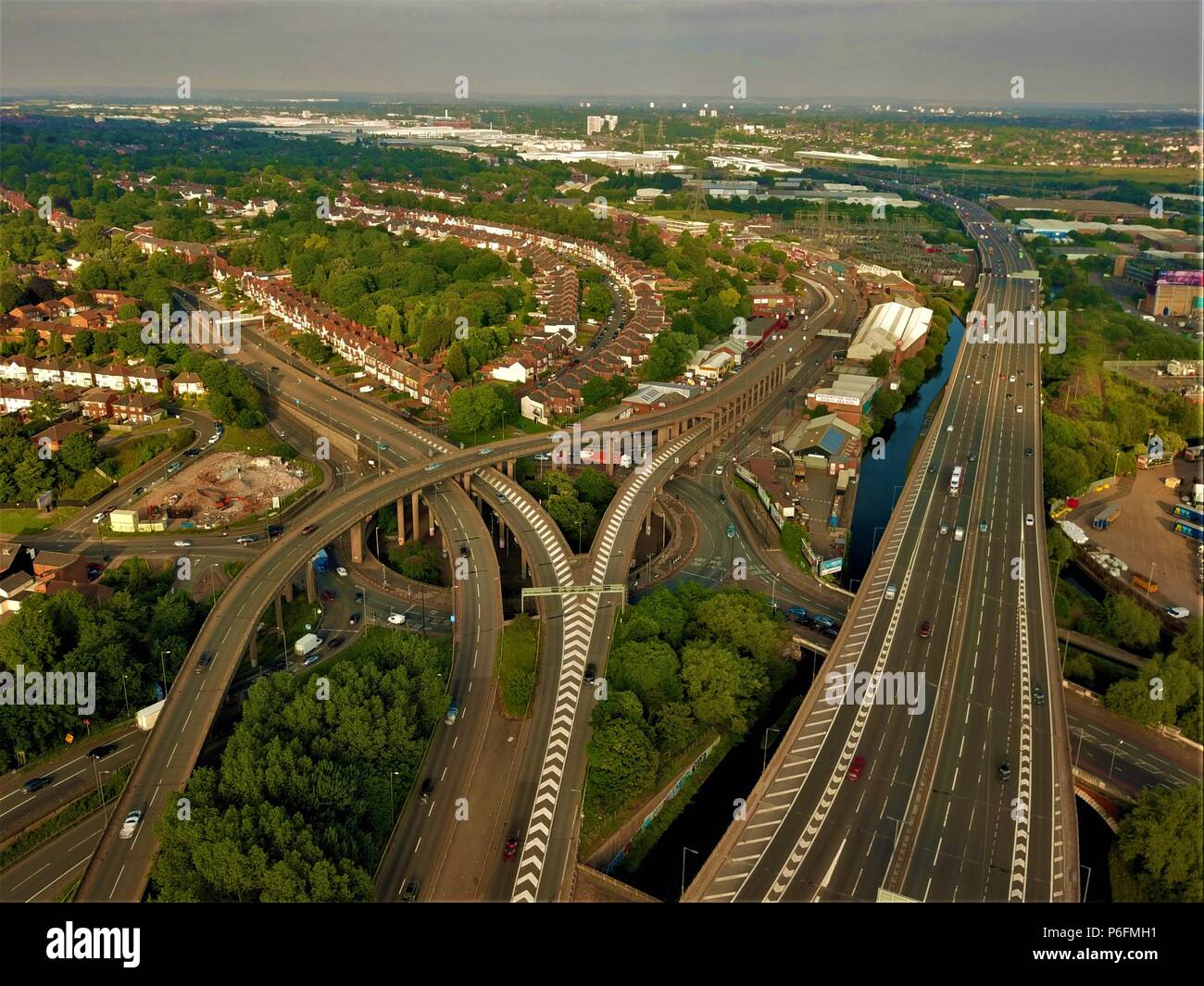 Luftaufnahmen von einem befahrenen Highway Stockfoto