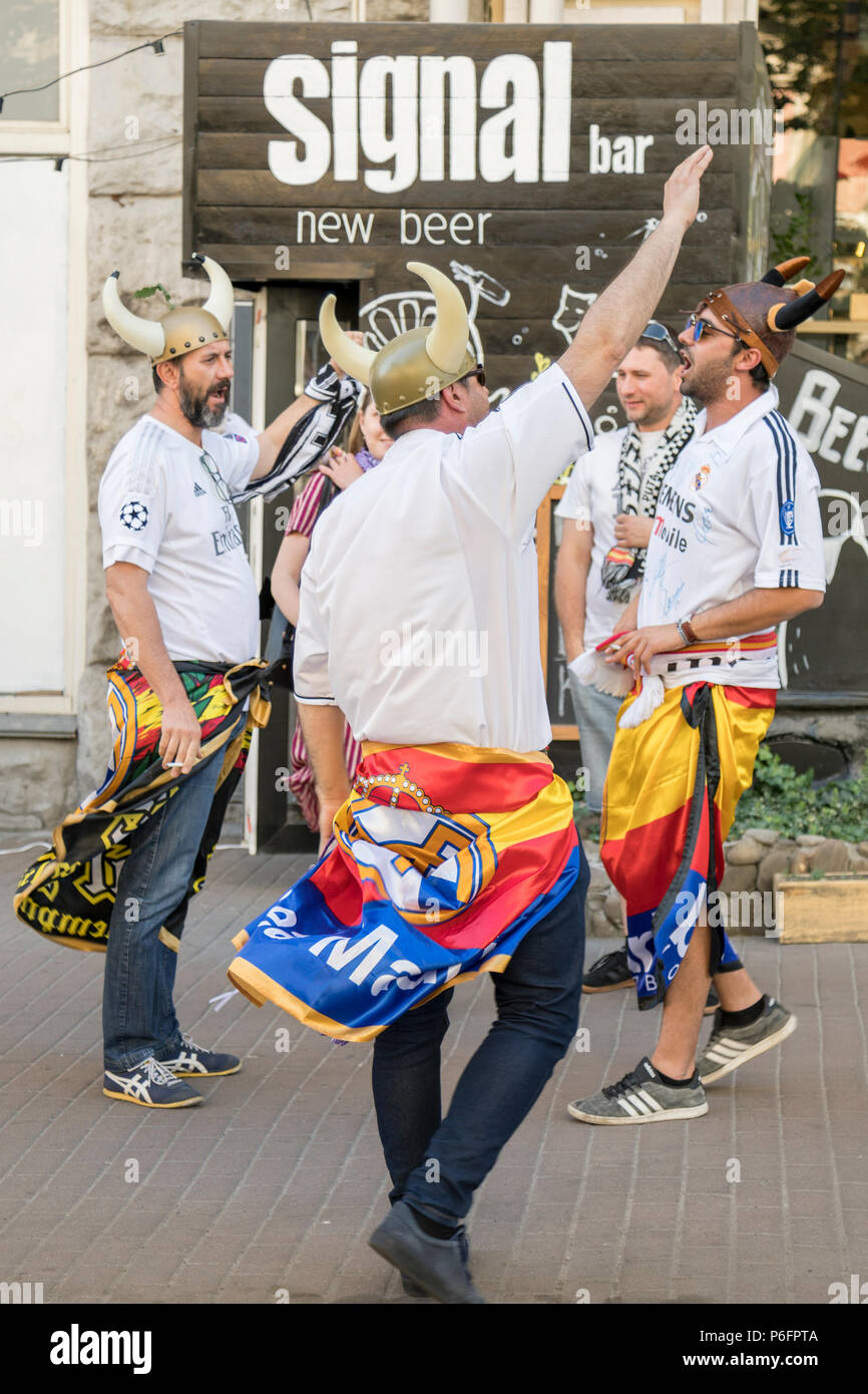 Kiew, Ukraine - 26. Mai 2018. Fußball-Fans feiern den Sieg ihrer Mannschaft. Vertikale Foto. Stockfoto