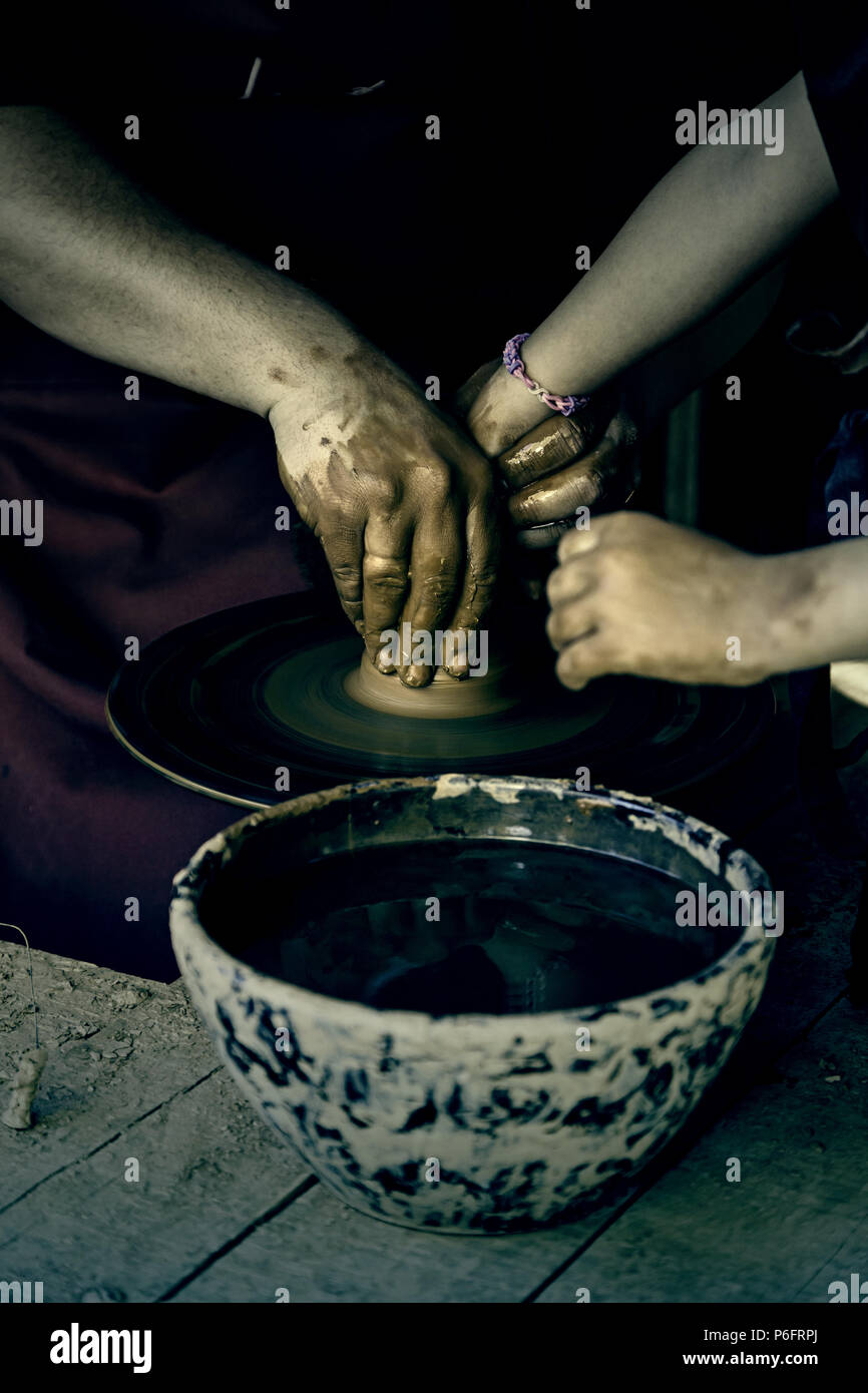 Die Hände eines Töpfers Ton gestalten, Detail der Handwerker, der Kunst und der Schaffung von Arbeitsplätzen in Spanien Stockfoto