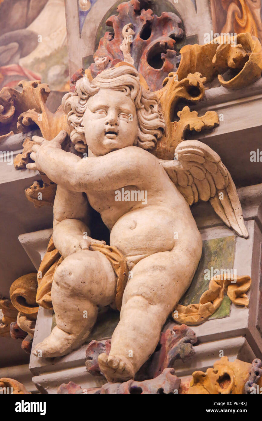 Barocke Engel Skulptur in der Kirche des Hl. Nikolaus und der hl. Petrus von Verona in Valencia, Spanien Stockfoto