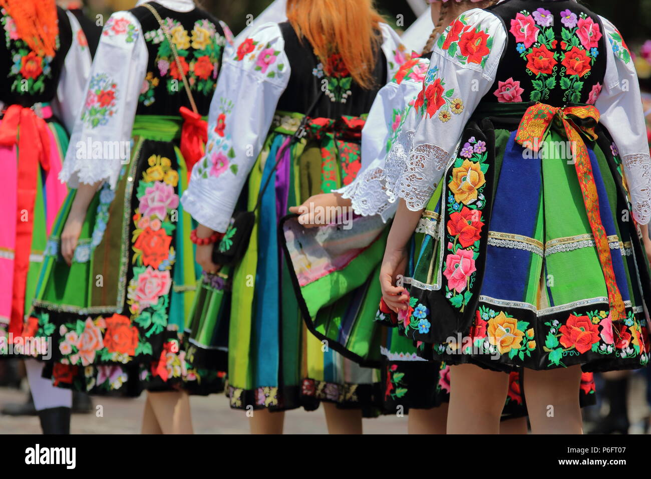 Lokale Frauen. Girls in traditionelle regionale Trachten aus Lowicz Region angezogen, Polen, während der jährlichen Feier der Fronleichnamsprozession. Stockfoto