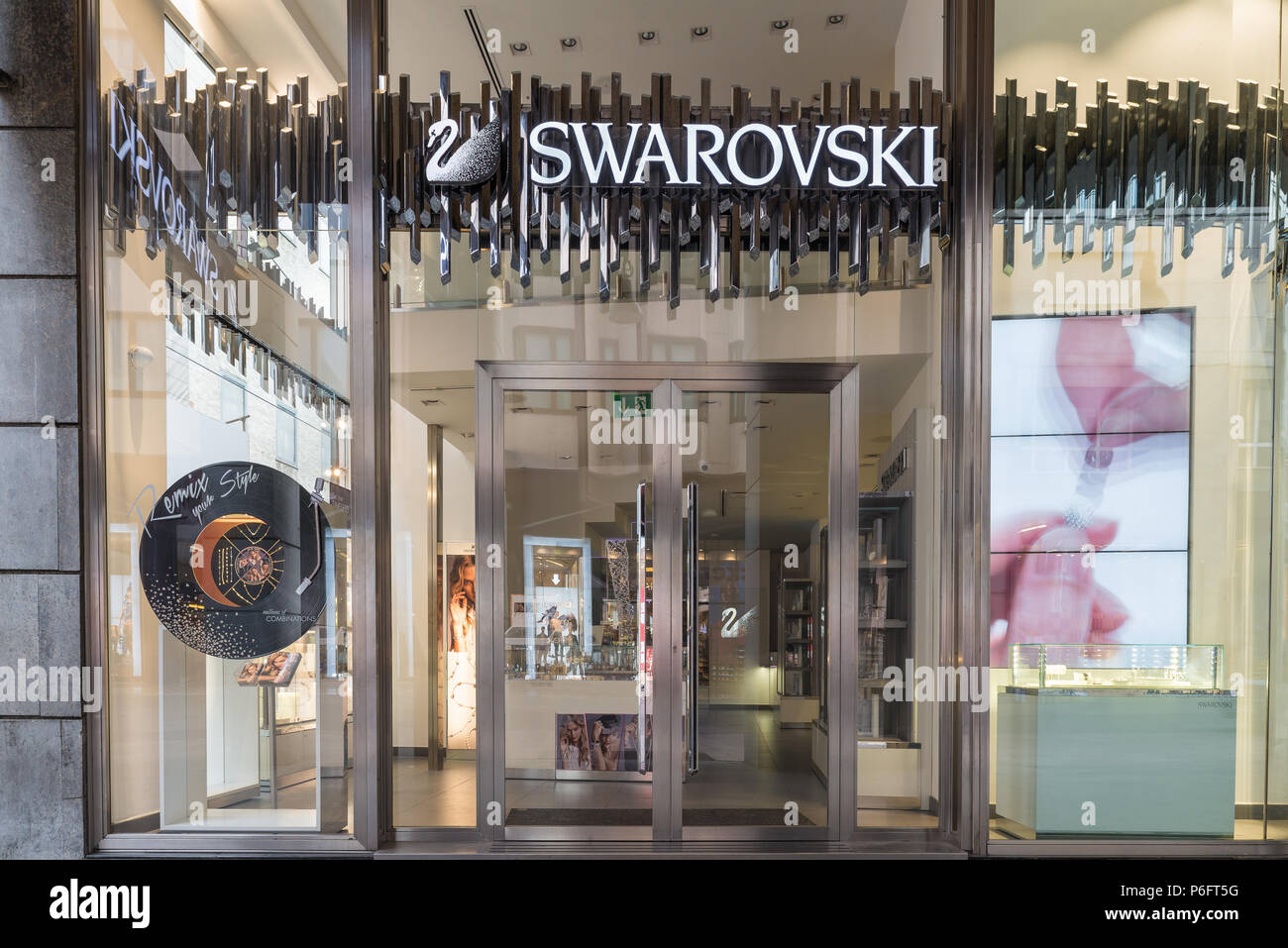 Mailand, Italien - 10 August 2017: Swarovski Shop in einer exklusiven Gegend von Mailand, Corso Vittorio Emanuele II (in der Nähe der Piazza Duomo) Stockfoto