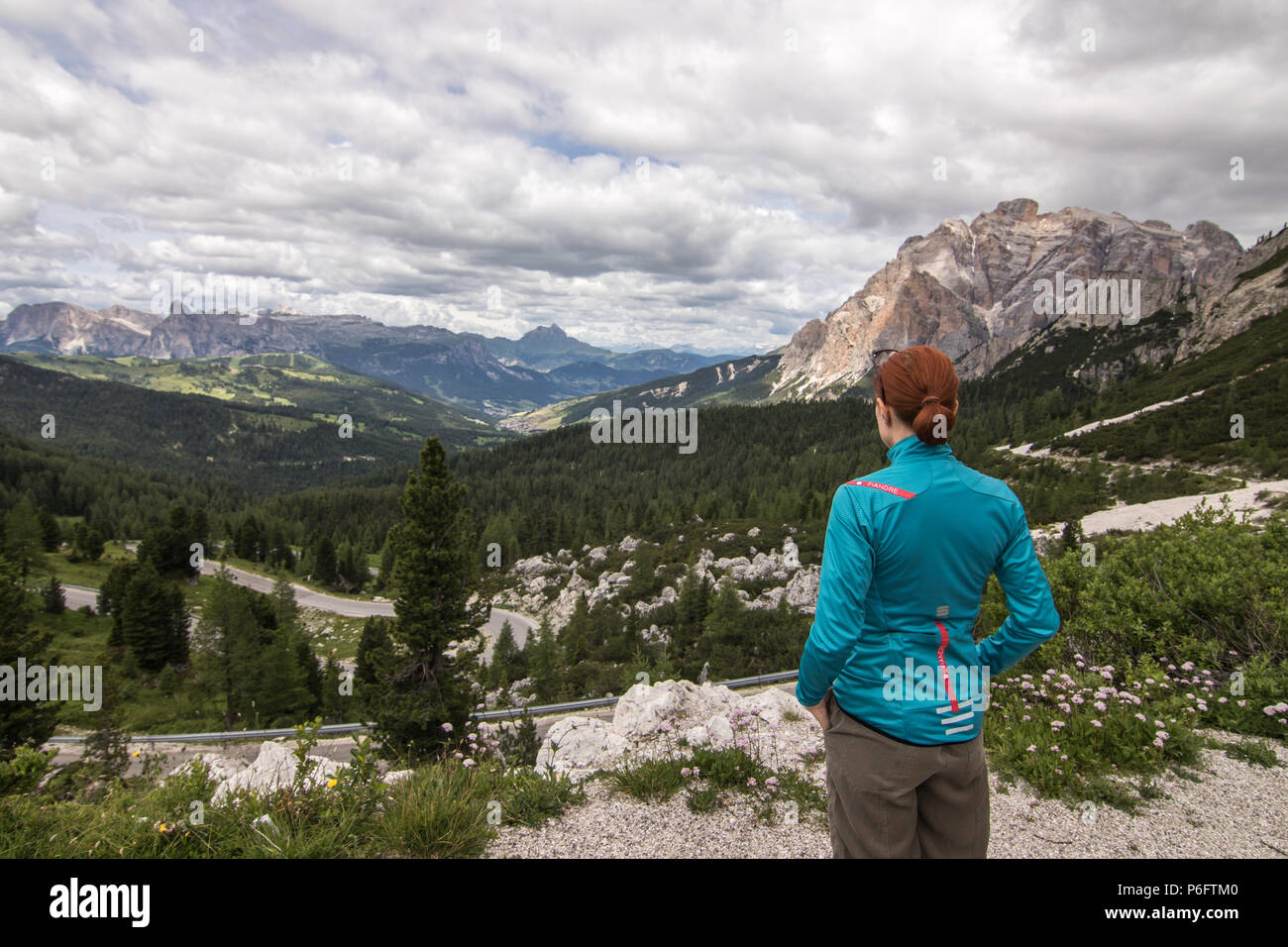 Eine Frau Radfahrer am malerischen Dolomiten Bergwelt betrachten, bevor Radfahren Maratona dles Dolomites Sport 2018 Veranstaltung Südtirol Alta Badia Stockfoto