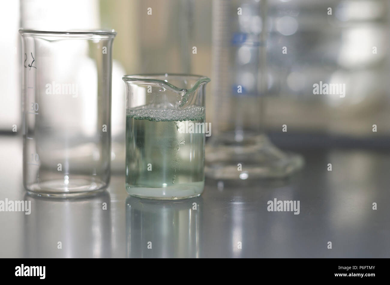 Probe von Wasser im Glas Rohr mit grün Färbung gradient Stockfotografie -  Alamy