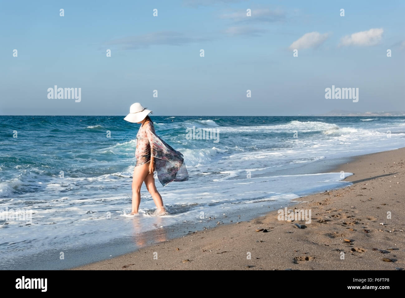 Eine Frau mit einem weißen Hut Wanderungen zu den Seaside Beach auf Kreta Stockfoto