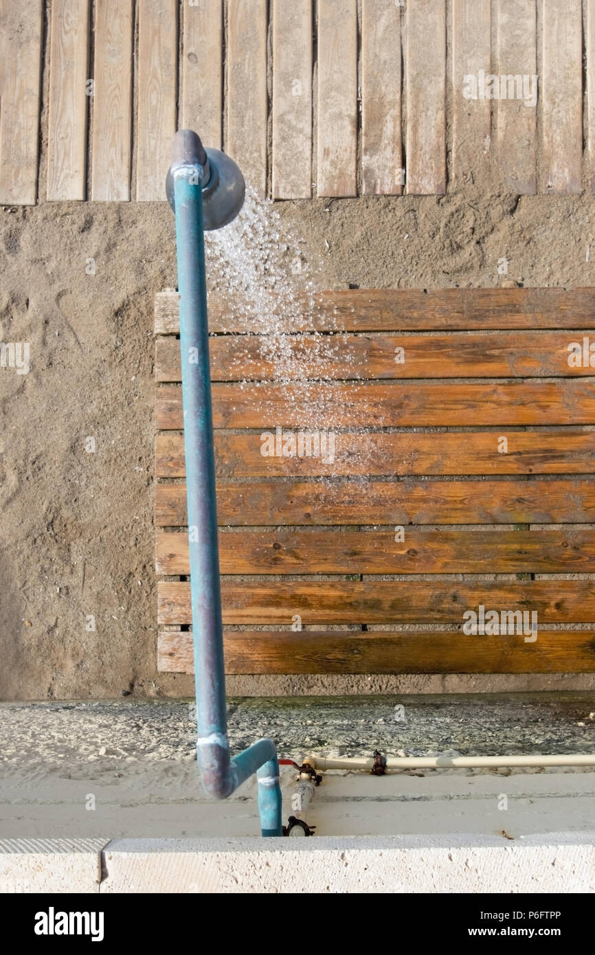 Spritzwasser aus der Dusche am Strand, Ansicht von oben Stockfoto