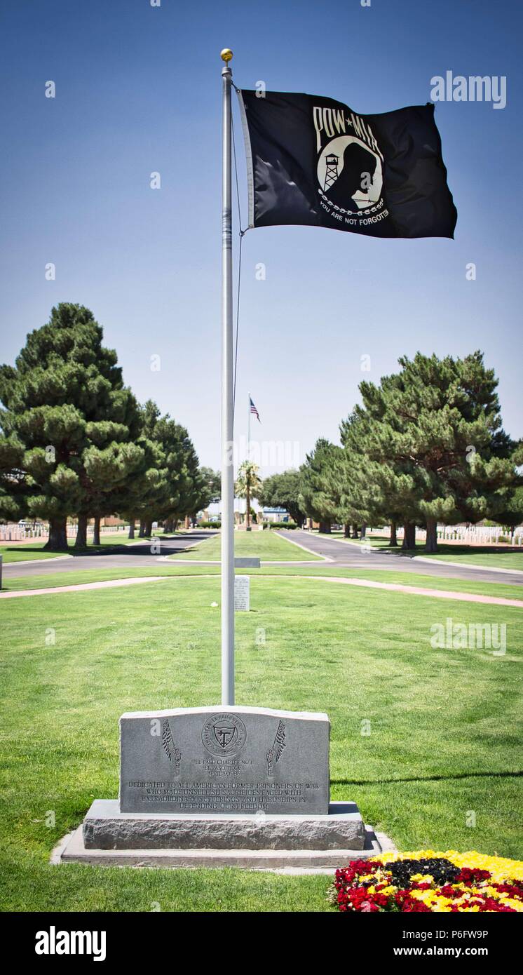 POW MIA Fahne fliegt über militärische Gedenkstätte Stockfoto