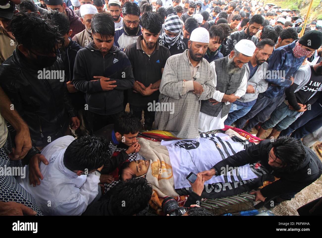 Pulwama, Indien. 30. Juni, 2018. (Anmerkung des Editors: Abgebildet zeigt Tod) kaschmirischen Volkes bieten Beerdigung Gebete an die Teenager und zehnten Klasse student Faizan Ahmad im Bereich der Gosainnad Pulwama rund 20 Kilometer von Srinagar im Sommer, die Hauptstadt der indischen Teil Kaschmirs am 30. Juni 2018 geregelt. Faizan erschossen wurde von der indischen Regierung Kräfte in der Nähe der Waffe - Schlacht Website in Thamuna im Süden von Kaschmir Pulwama wo nach Jammu und Kaschmir Polizei drei Aktivisten während der Schießerei getötet wurden. Credit: Faisal Khan/Pacific Press/Alamy leben Nachrichten Stockfoto