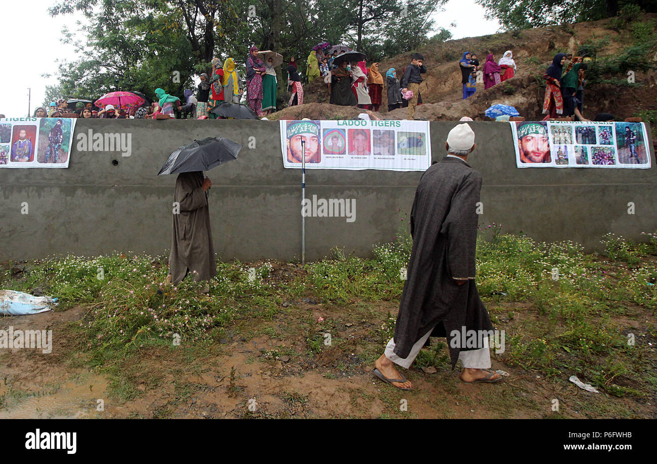 Pulwama, Indien. 30. Juni, 2018. Kaschmirischen Volkes kommen in der Beerdigung eines Jugendlichen und zehnten Klasse student Faizan Ahmad im Bereich der Gosainnad Pulwama rund 20 Kilometer von Srinagar im Sommer, die Hauptstadt der indischen Teil Kaschmirs am 30 Juni, 2018 kontrolliert zu beteiligen. Faizan erschossen wurde von der indischen Regierung Kräfte in der Nähe der Waffe - Schlacht Website in Thamuna im Süden von Kaschmir Pulwama wo nach Jammu und Kaschmir Polizei drei Aktivisten während der Schießerei getötet wurden. Credit: Faisal Khan/Pacific Press/Alamy leben Nachrichten Stockfoto