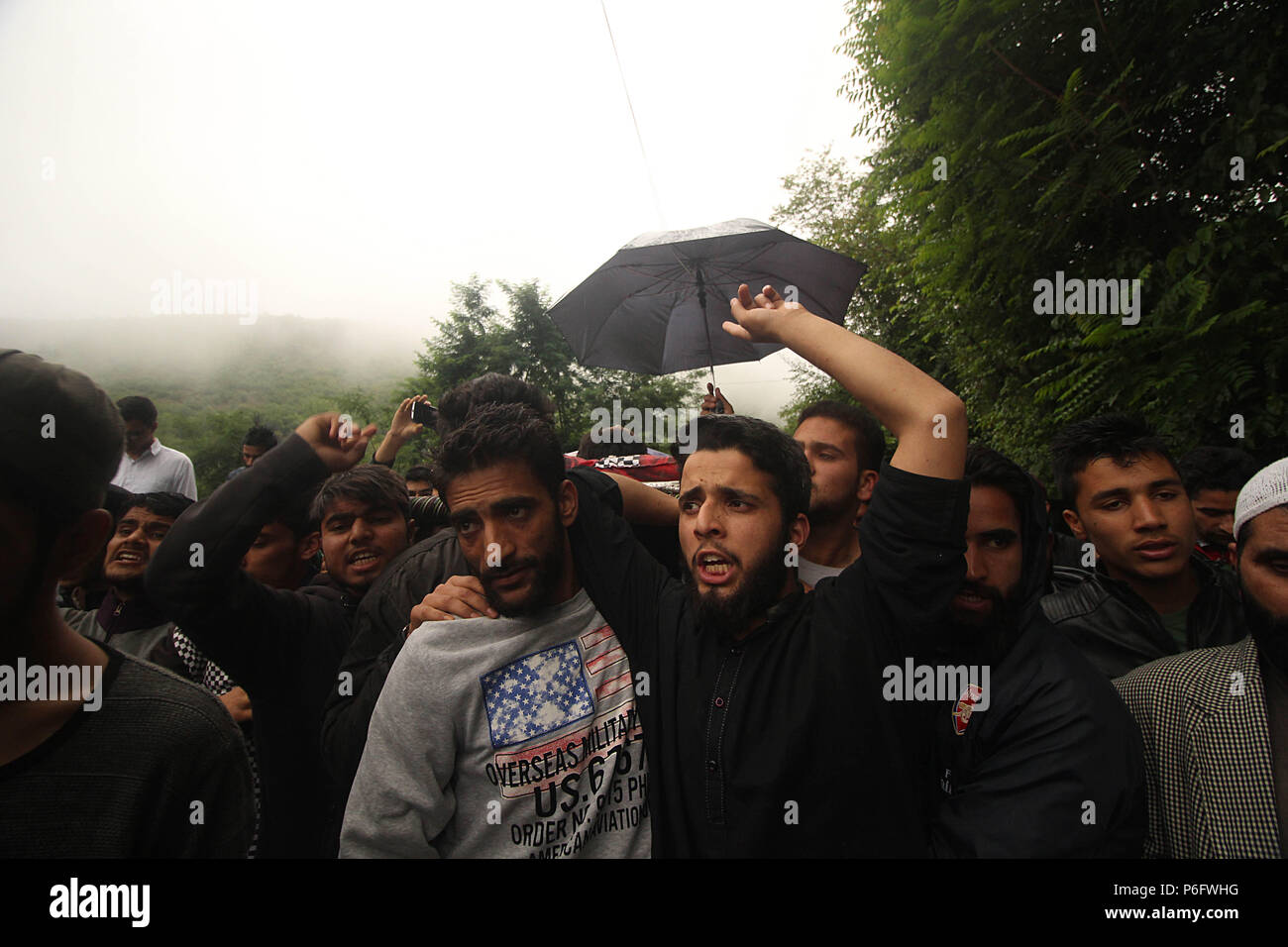 Pulwama, Indien. 30. Juni, 2018. Kaschmir Männer heben pro Freiheit Slogans bei der Beerdigung eines Jugendlichen und zehnten Klasse student Faizan Ahmad im Bereich der Gosainnad Pulwama rund 20 Kilometer von Srinagar im Sommer, die Hauptstadt der indischen Teil Kaschmirs am 30. Juni 2018 geregelt. Faizan Erschossen von der indischen Regierung Kräfte in der Nähe der Waffe - Schlacht Website in Thamuna im Süden von Kaschmir Pulwama wo nach Jammu und Kaschmir Polizei drei Aktivisten während der Schießerei getötet wurden. Credit: Faisal Khan/Pacific Press/Alamy leben Nachrichten Stockfoto