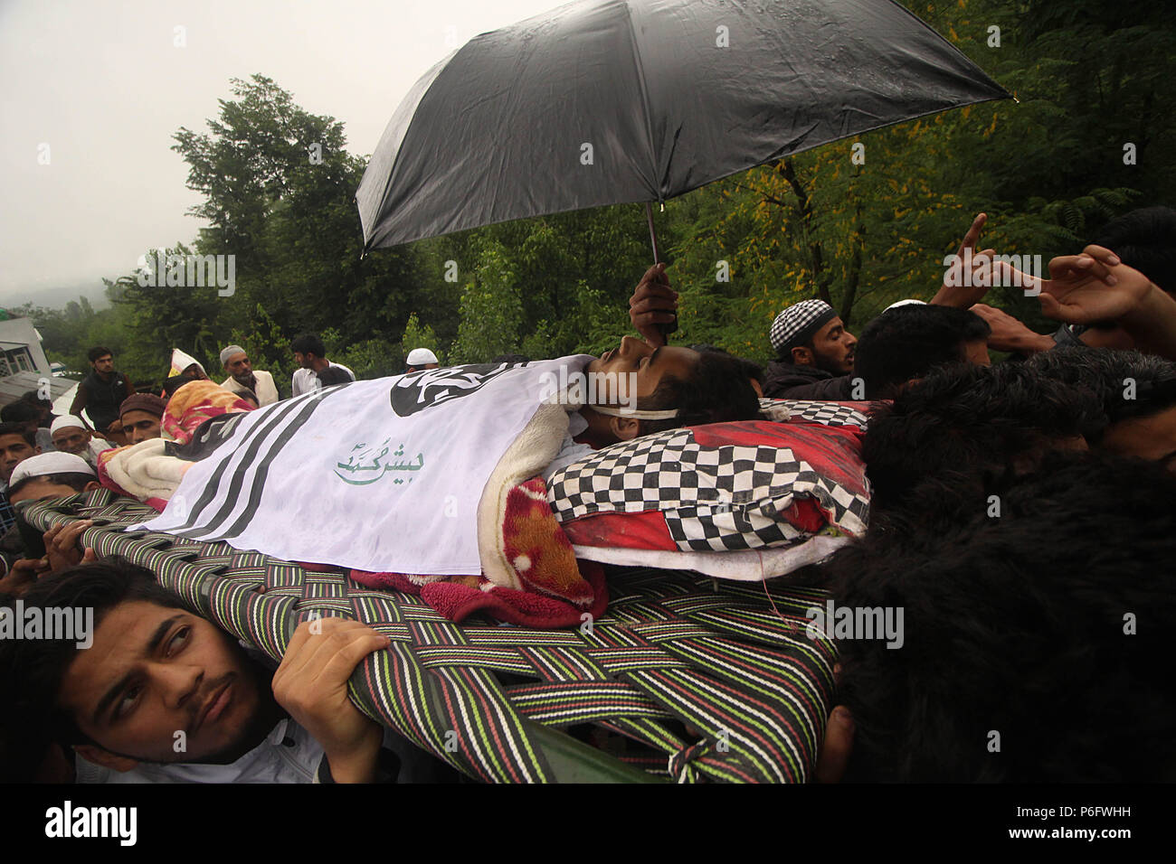 Pulwama, Indien. 30. Juni, 2018. (Anmerkung des Editors: Abgebildet zeigt Tod) kaschmirischen Volkes den toten Körper eines jugendlichen und zehnten Klasse student Faizan Ahmad im Bereich der Gosainnad Pulwama rund 20 Kilometer von Srinagar im Sommer, die Hauptstadt der indischen Teil Kaschmirs am 30. Juni 2018 geregelt. Faizan wurde von der indischen Regierung Kräfte in der Nähe der Kanone geschossen - Schlacht Website in Thamuna im Süden von Kaschmir Pulwama wo nach Jammu und Kaschmir Polizei drei Aktivisten während der Schießerei getötet wurden. Credit: Faisal Khan/Pacific Press/Alamy leben Nachrichten Stockfoto