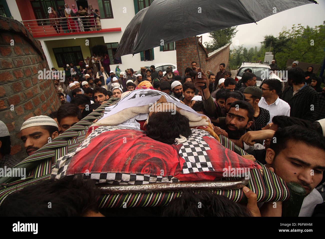 Pulwama, Indien. 30. Juni, 2018. (Anmerkung des Editors: Abgebildet zeigt Tod) kaschmirischen Volkes den toten Körper eines jugendlichen und zehnten Klasse student Faizan Ahmad im Bereich der Gosainnad Pulwama rund 20 Kilometer von Srinagar im Sommer, die Hauptstadt der indischen Teil Kaschmirs am 30. Juni 2018 geregelt. Faizan wurde von der indischen Regierung Kräfte in der Nähe der Kanone geschossen - Schlacht Website in Thamuna im Süden von Kaschmir Pulwama wo nach Jammu und Kaschmir Polizei drei Aktivisten während der Schießerei getötet wurden. Credit: Faisal Khan/Pacific Press/Alamy leben Nachrichten Stockfoto