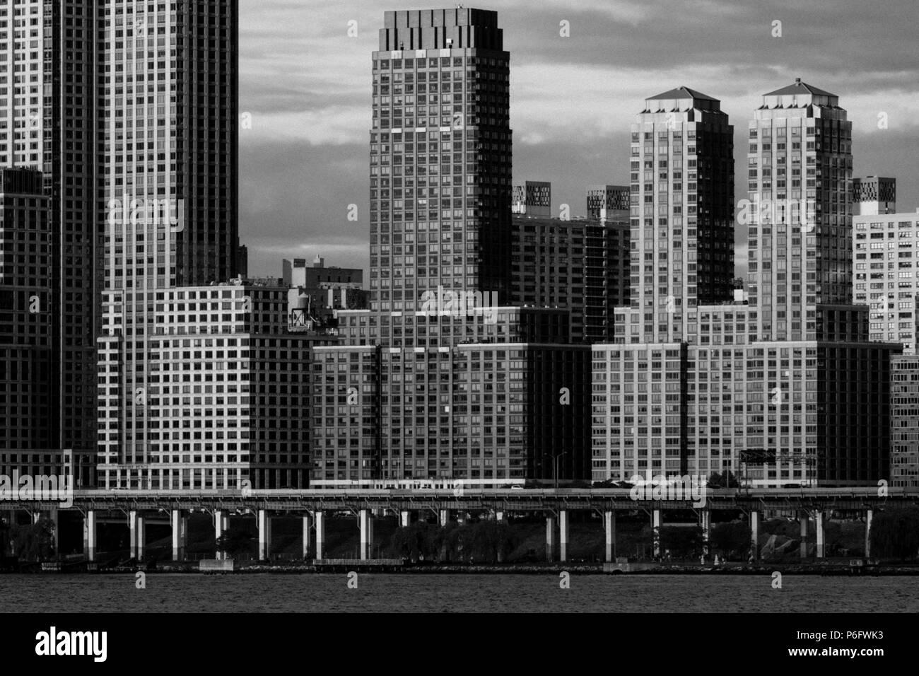 Juni 6, 2018 - NEW YORK, New York, USA - Eigentumswohnungen und Wohnhäuser auf dem Hudson River, Upper West Side Stockfoto