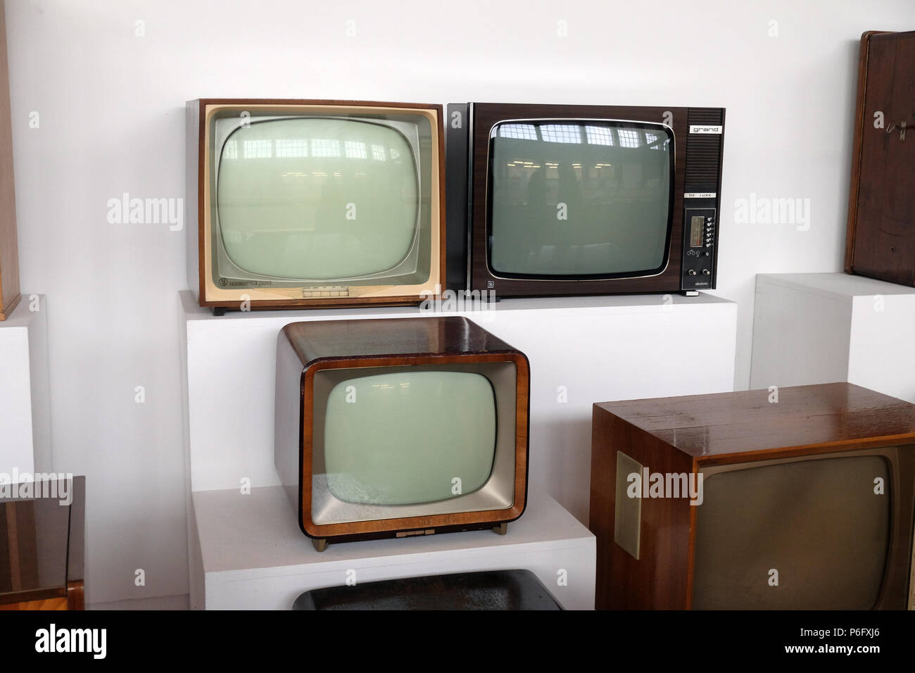 Sammlung von alten TV-Receiver in Nikola Tesla Technisches Museum in Zagreb, Kroatien. Stockfoto
