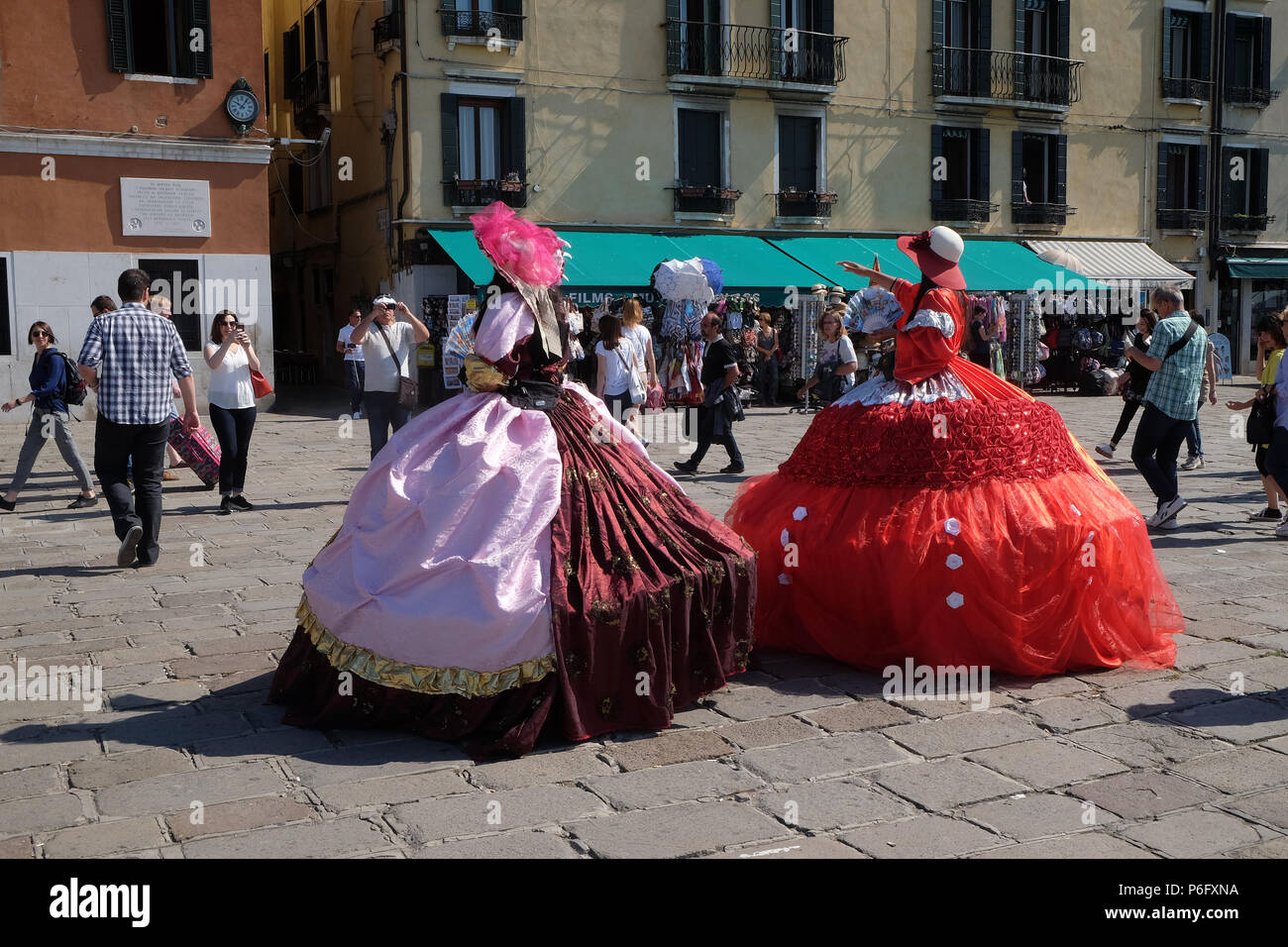 Touristen in Venedig auf den Canal Grande sind von kostümierten Damen in Venedig, Italien, am 28. Mai 2017 begrüßt. Stockfoto