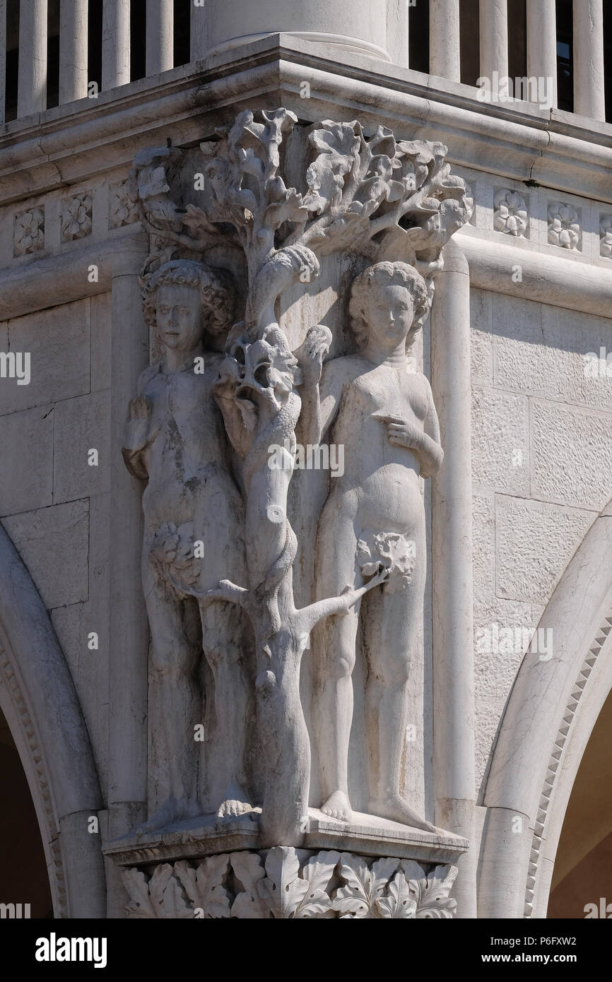 Detail der Dogenpalast mit Statuen von Adam und Eva, Markusplatz, Venedig, Italien Stockfoto