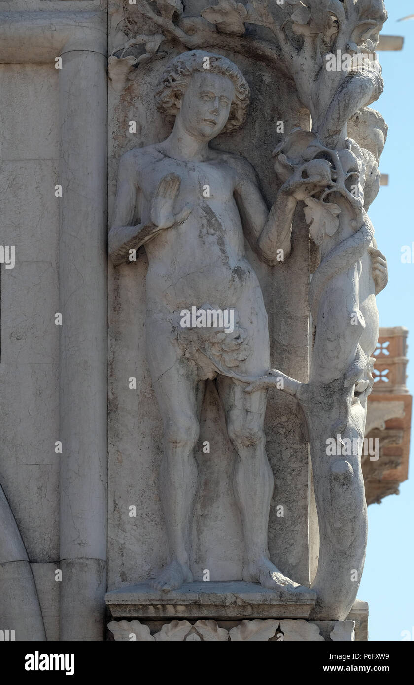 Detail der Dogenpalast mit Statue von Adam, Markusplatz, Venedig, Italien, UNESCO Weltkulturerbe Stockfoto