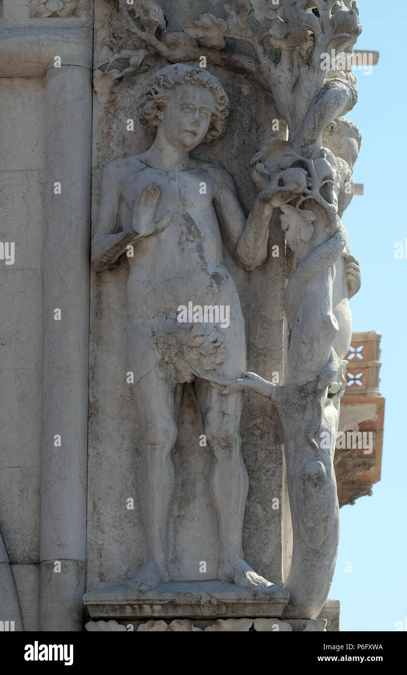 Detail der Dogenpalast mit Statue von Adam, Markusplatz, Venedig, Italien, UNESCO Weltkulturerbe Stockfoto