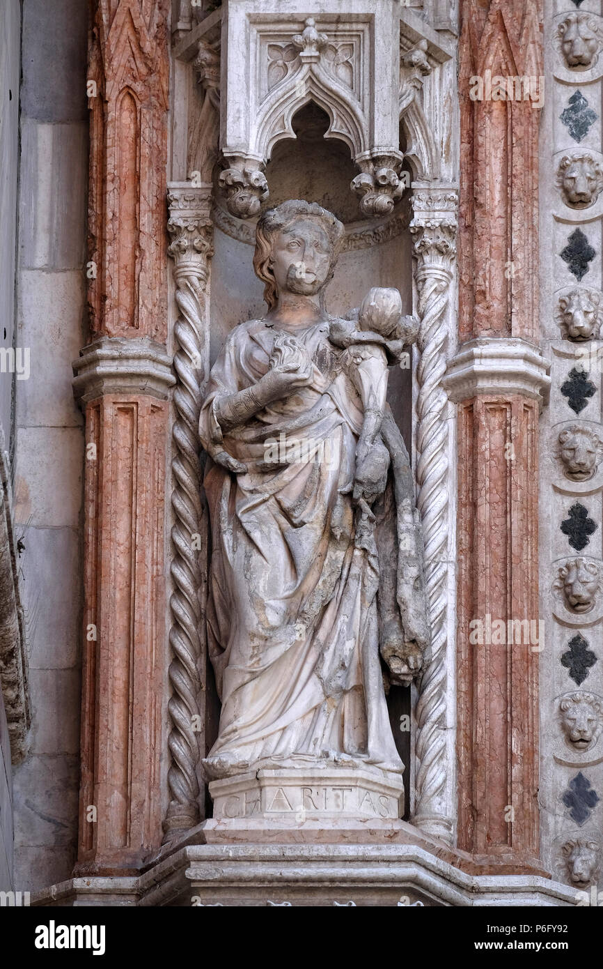 Statue auf der Porta della Carta, Detail der Dogenpalast, Markusplatz, Venedig, Italien, UNESCO Weltkulturerbe Stockfoto