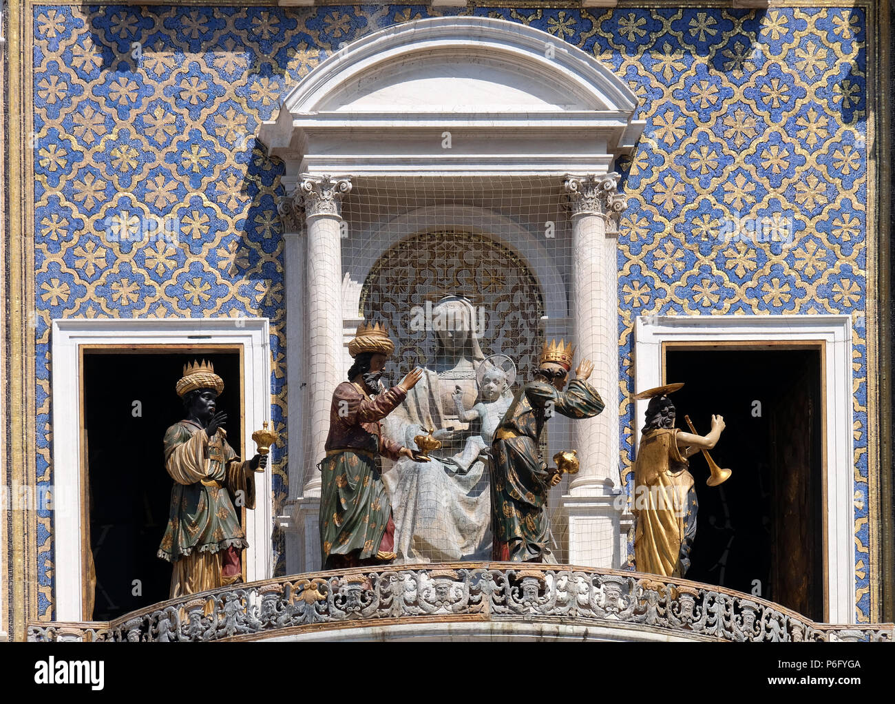 Prozession der drei Könige und Engel auf der St Mark Uhrturm Torre dell'Orologio auf der Piazza San Marco, Venedig, Italien, UNESCO Weltkulturerbe Stockfoto
