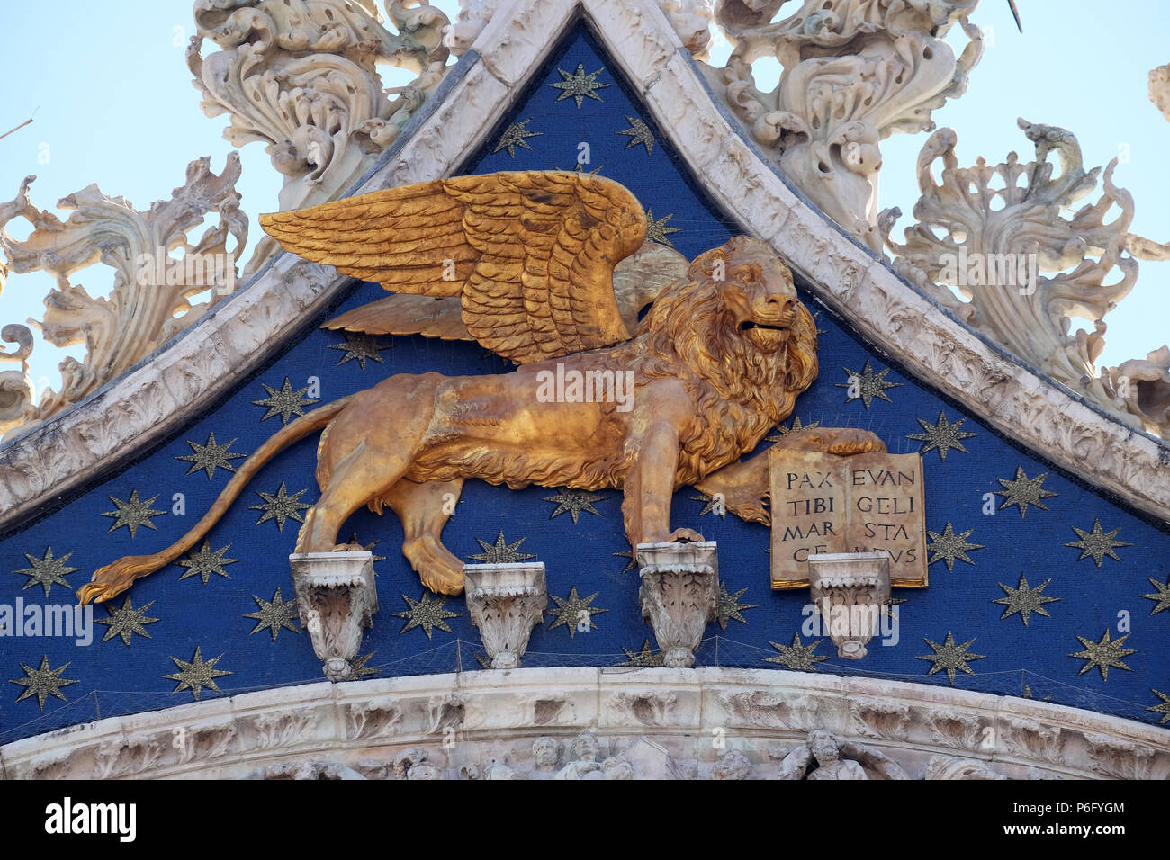 Statue golden geflügelter Löwe, das Symbol von Venedig auf die Basilika von San Marco auf der Piazza San Marco, Venedig, Italien Stockfoto