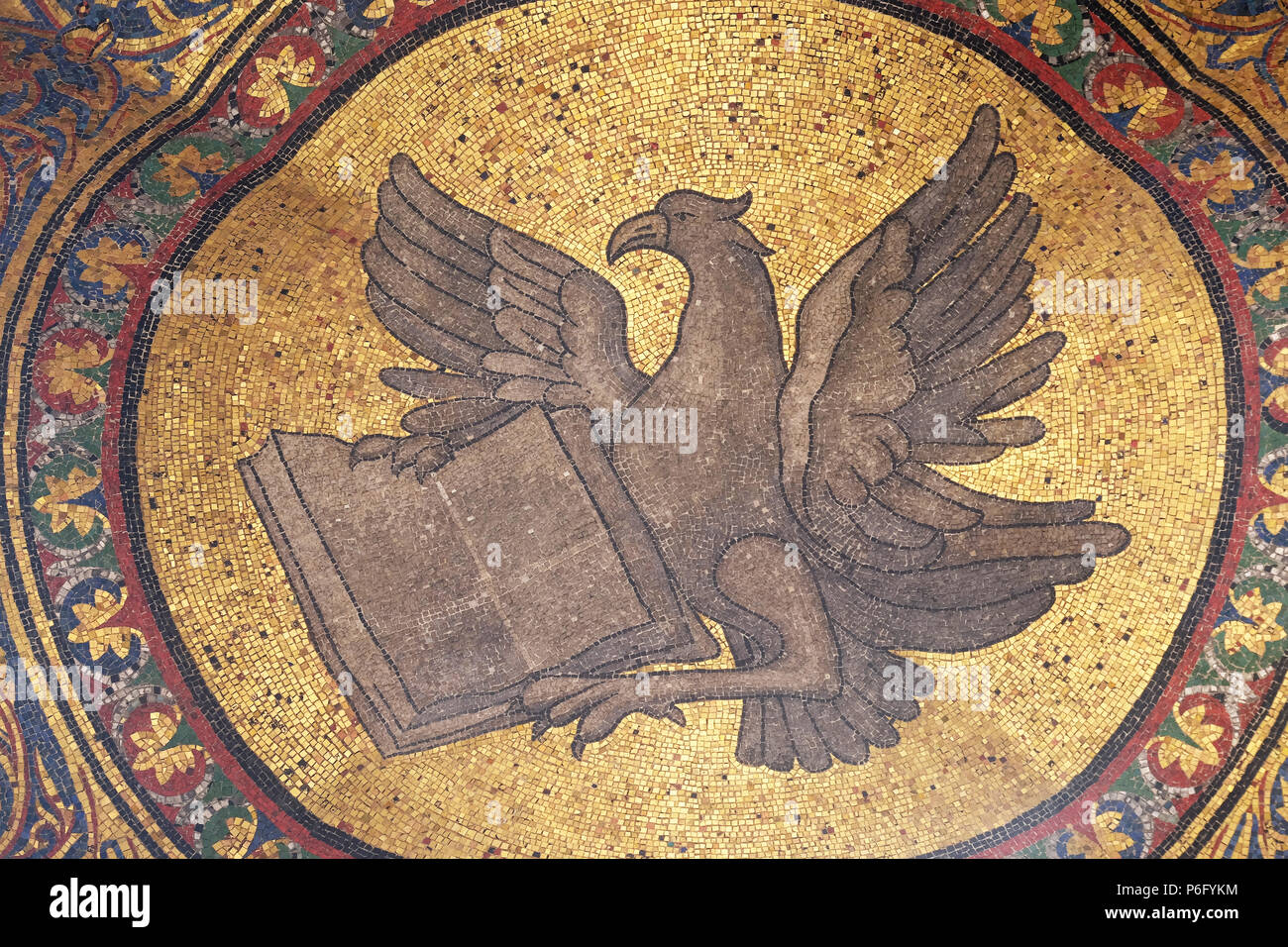 Symbol des Heiligen Johannes des Evangelisten, Mosaik aus der Fassade der Basilika San Marco, St. Mark's Square, Venedig, Italien Stockfoto
