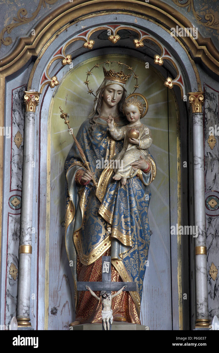 Jungfrau Maria mit dem Jesuskind, Statue auf dem Altar in Saint Elia Kirche in Lipnik, Kroatien Stockfoto