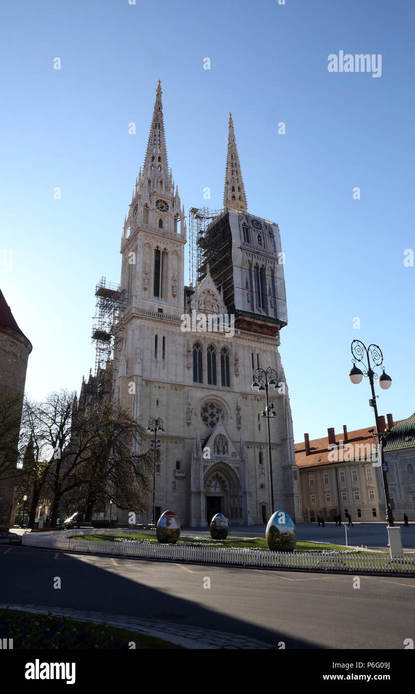 Ostereier auf dem Platz vor der Kathedrale von Zagreb, Kroatien Stockfoto