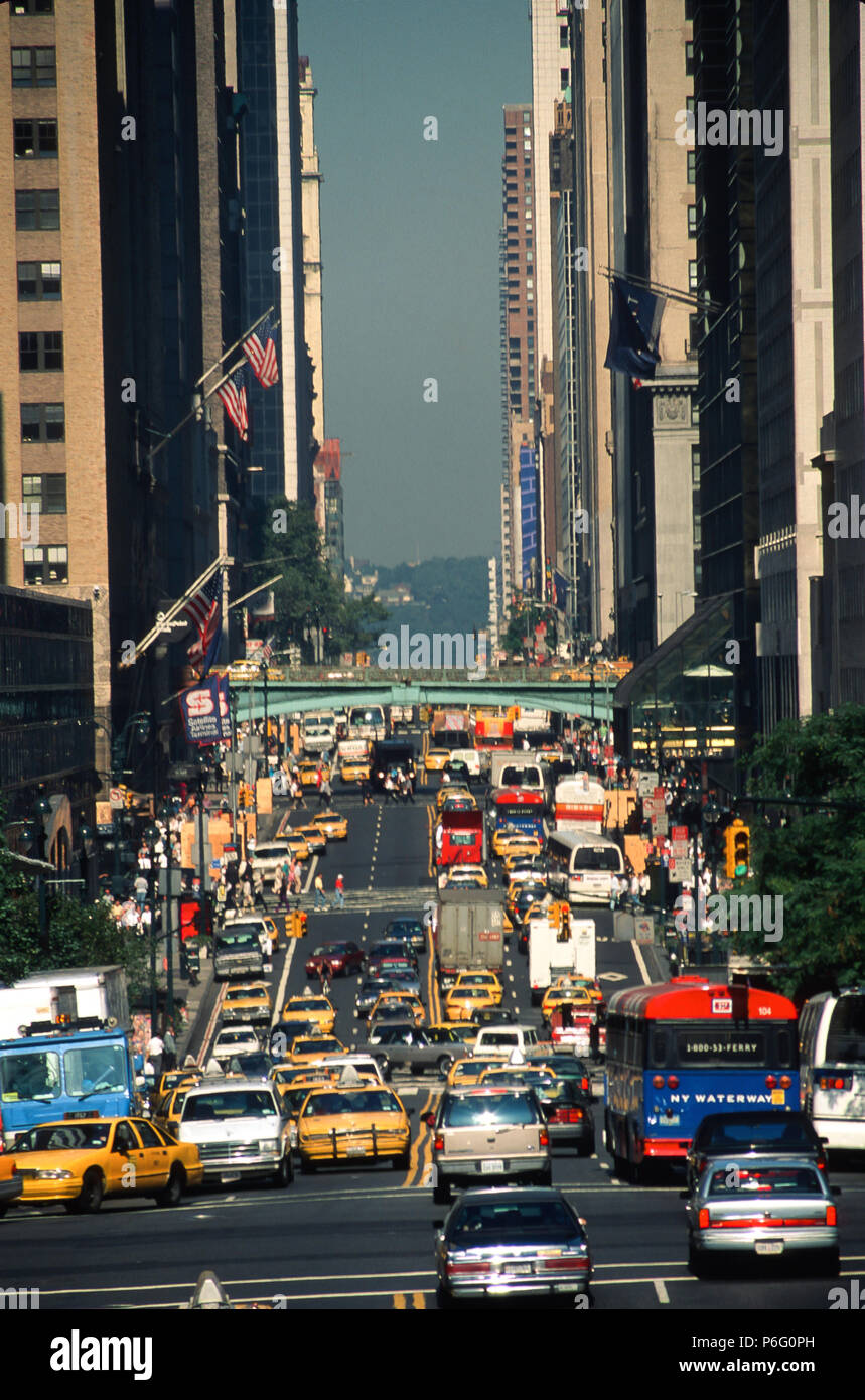 East 42nd Street ist besetzt mit Fahrzeugen, NYC, USA Stockfoto