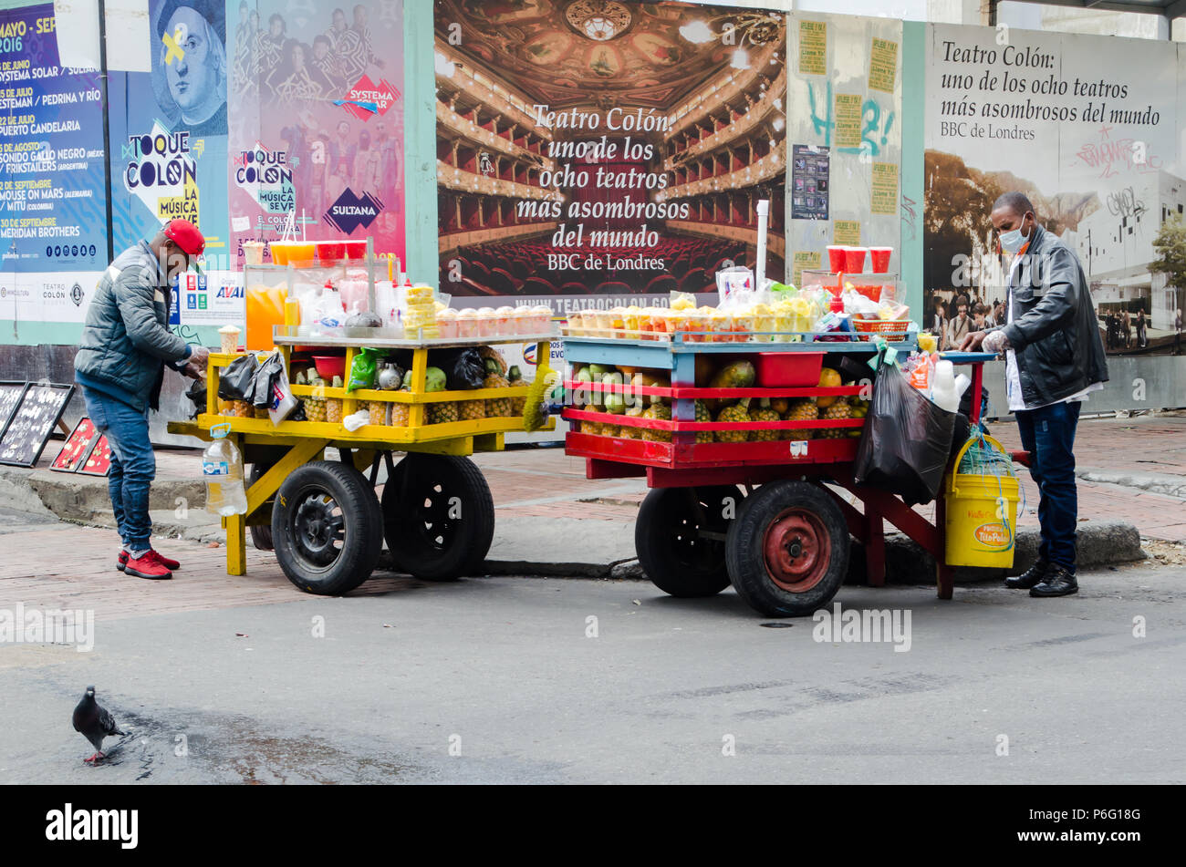 Fruchtsaft Straßenhändler in Bogota, Kolumbien Stockfoto