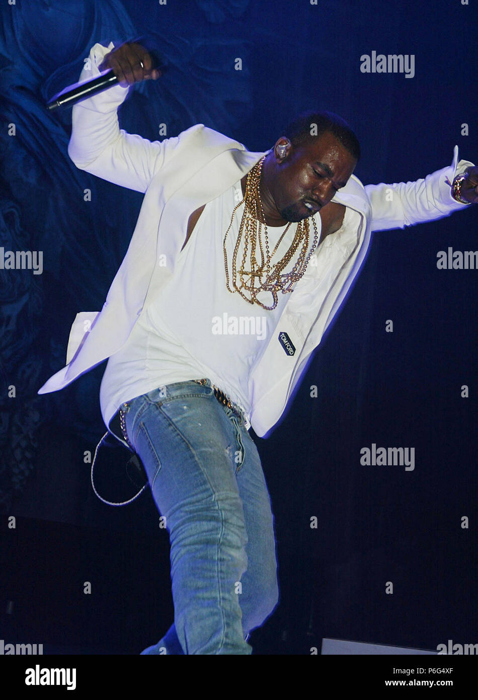 Kanye West an der Essenz Music Festival in New Orleans - LaKanye West_29 Veranstaltung in Hollywood Leben - Kalifornien, Red Carpet Event, USA, Filmindustrie, Prominente, Fotografie, Bestof, Kunst, Kultur und Unterhaltung, Topix prominente Mode, Besten, Hollywood Leben, Event in Hollywood Leben - Kalifornien, Roter Teppich und backstage,, Kunst, Kultur und Unterhaltung, Fotografie, Anfrage tsuni@Gamma-USA.com, Musik Prominente, Musiker, Music Group, 2010 Kanye West_29 Veranstaltung in Hollywood Leben - Kalifornien, Red Carpet Event, USA, Filmindustrie, Prominente, Fotografie, Bestof, Kunst Kultur ein Stockfoto