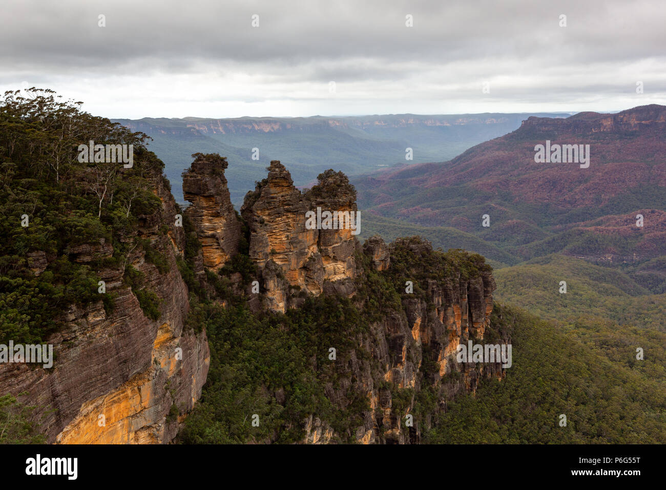 Die berühmten "Drei Schwestern" an katoomba an einem bewölkten Tag in New South Wales in Australien am 19. Juni 2018 Stockfoto