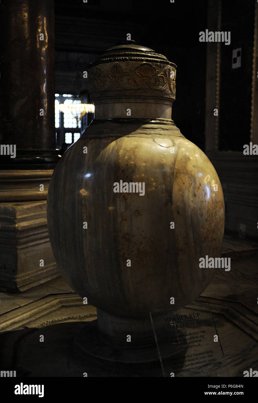 Turkei. Istanbul. Hagia Sophia. Alabaster Urne für die Waschungen. Mittelschiff. Stockfoto