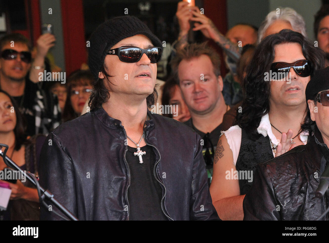 12 Matthias Jabs Pawel Maciwoda 12 - Rudolf Schenker, Klaus Meine und Matthias Jabs, James Kottak und Pawel Maciwoda der Scorpions wird in HollywoodÕs RockWalk im Guitar Center in Los Angeles. 12 Matthias Jabs Pawel Maciwoda 12 Veranstaltung in Hollywood Leben - Kalifornien, Red Carpet Event, USA, Filmindustrie, Prominente, Fotografie, Bestof, Kunst, Kultur und Unterhaltung, Topix prominente Mode eingesetzt werden, am Besten von, Hollywood Leben, Event in Hollywood Leben - Kalifornien, Roter Teppich und backstage,, Kunst, Kultur und Unterhaltung, Fotografie, Anfrage tsuni@Gamma-USA.com, Musik Stockfoto