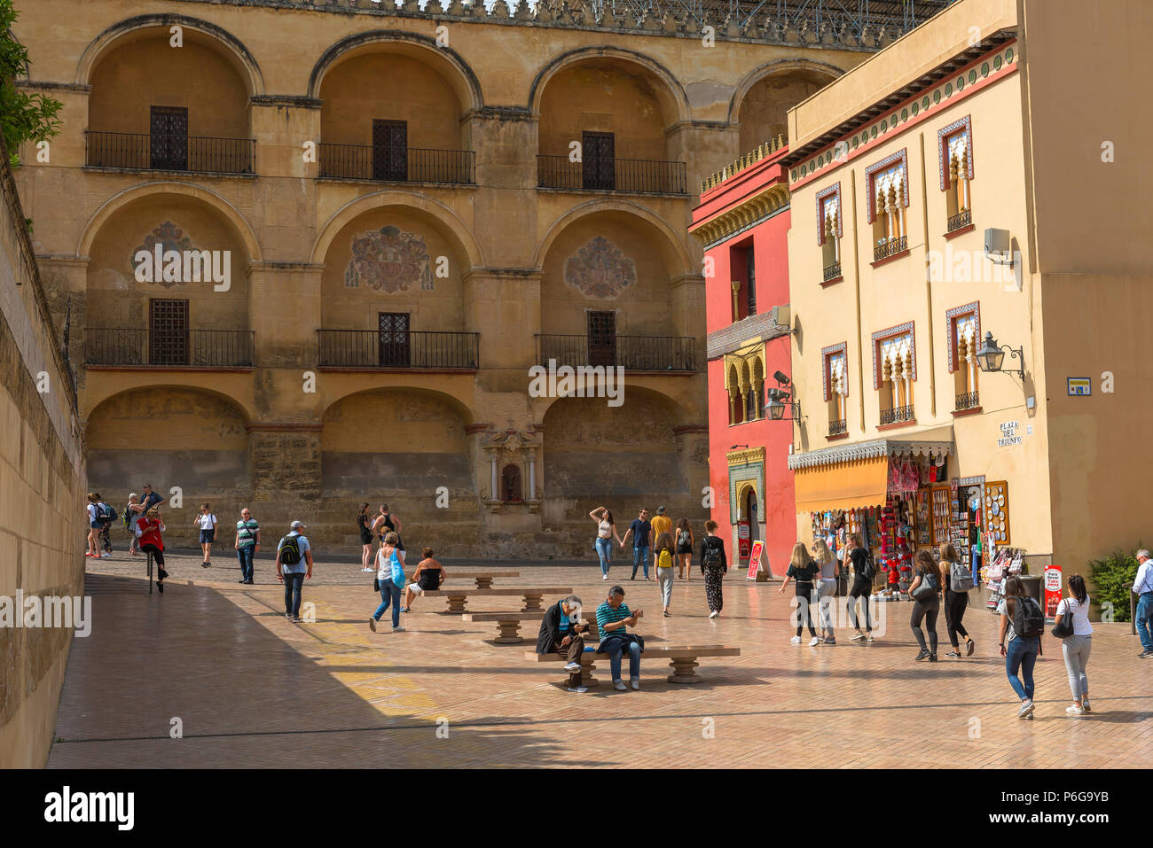 Cordoba Spanien Architektur, mit Blick auf die riesige Kathedrale Moschee (Mezquita) mit Arkaden versehenen Mauer mit Blick auf den Plaza del Triunfo in Córdoba (Córdoba), Andalusien. Stockfoto