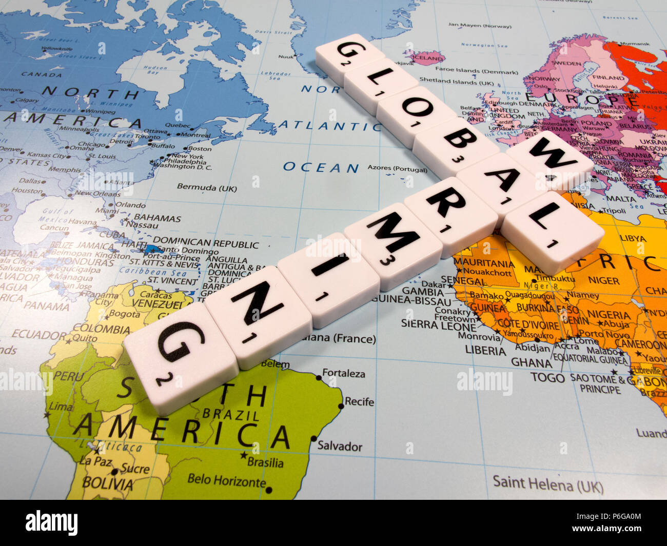 Darstellung der globalen Erwärmung, die durchschnittliche globale Temperatur am schnellsten in der aufgezeichneten Geschichte zugenommen hat, auf Weltkarte Hintergrund Stockfoto