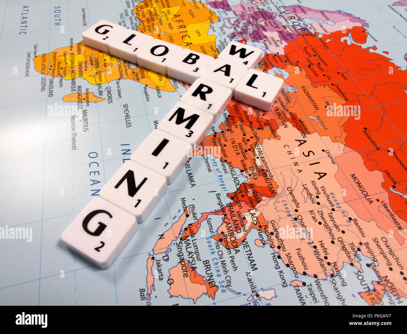 Darstellung der globalen Erwärmung, die durchschnittliche globale Temperatur am schnellsten in der aufgezeichneten Geschichte zugenommen hat, auf Weltkarte Hintergrund Stockfoto