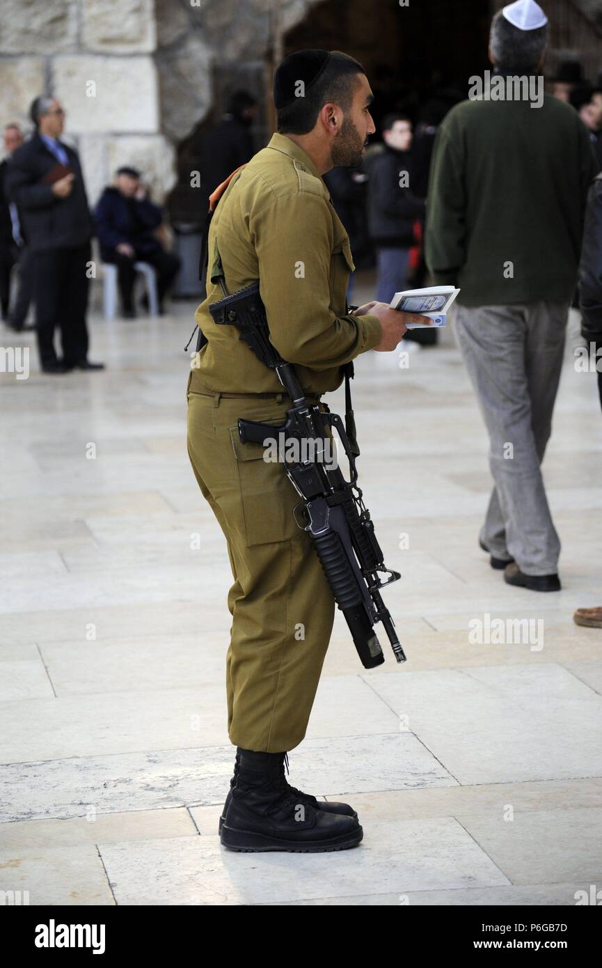 Israel. Jerusalem. Der Wehrdienst. Soldat betet an der Klagemauer. Stockfoto