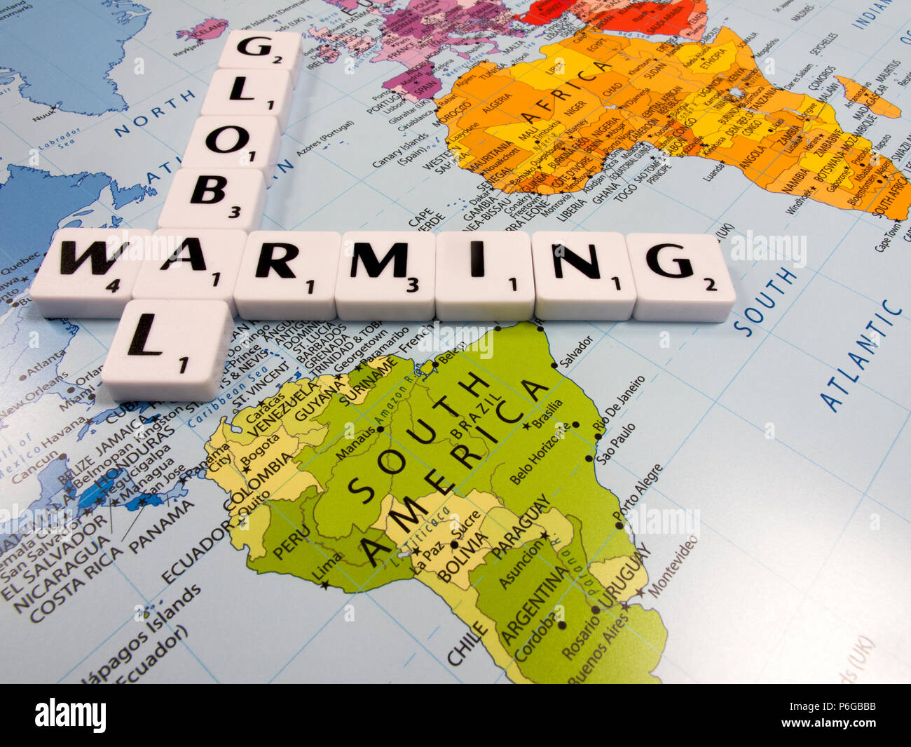 Darstellung der globalen Erwärmung, die durchschnittliche globale Temperatur am schnellsten in der aufgezeichneten Geschichte zugenommen hat, auf Weltkarte Hintergrund Stockfoto