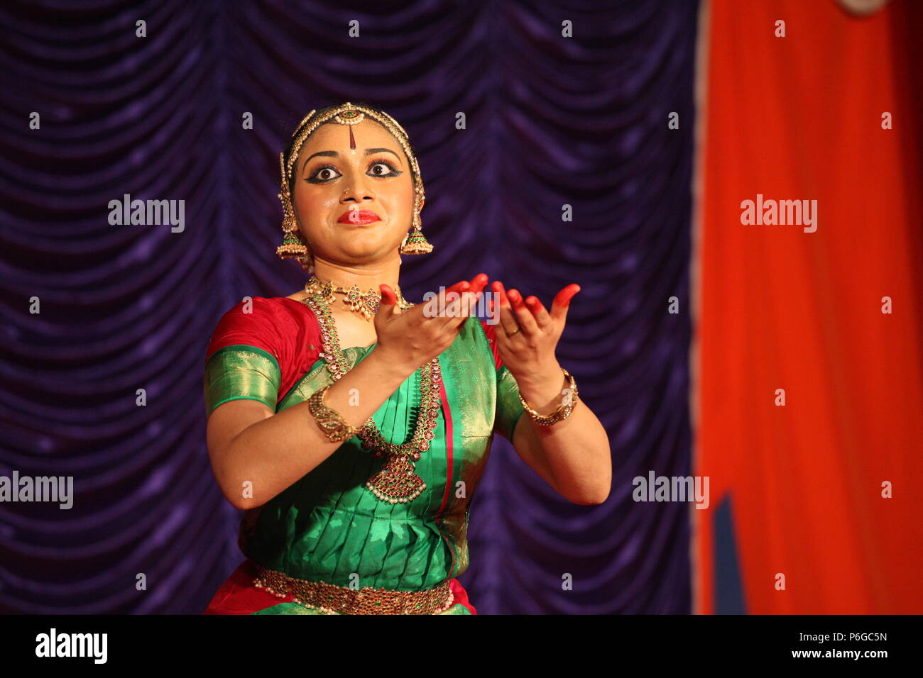 Bharata Natyam ist eines der acht klassischen Tanzformen Indiens, aus dem Bundesstaat Tamil Nadu. Die Bilder sind von verschiedenen Aufführungen Stockfoto